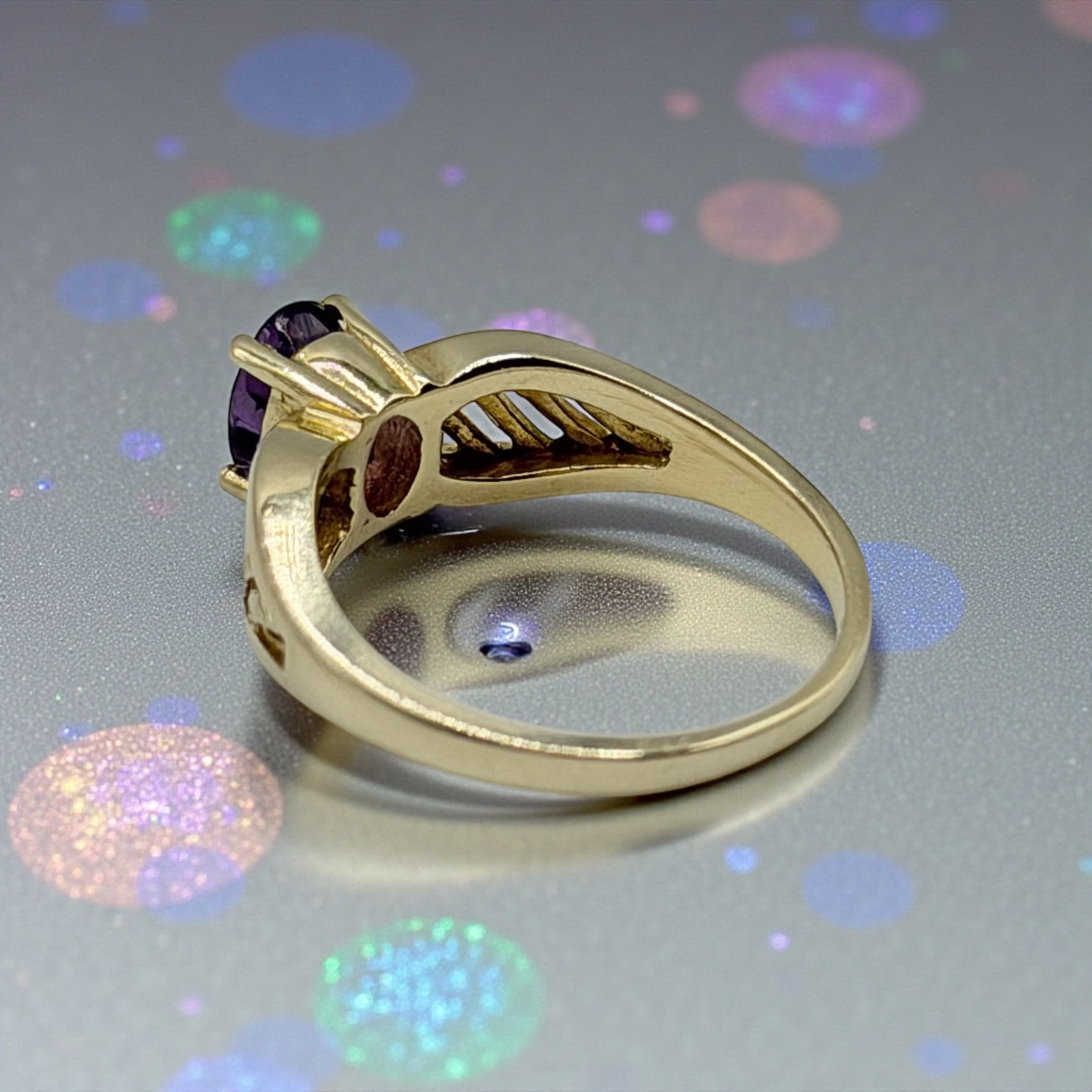 Solid 14K Yellow Gold Ring with Oval Amethyst - Size 6.25