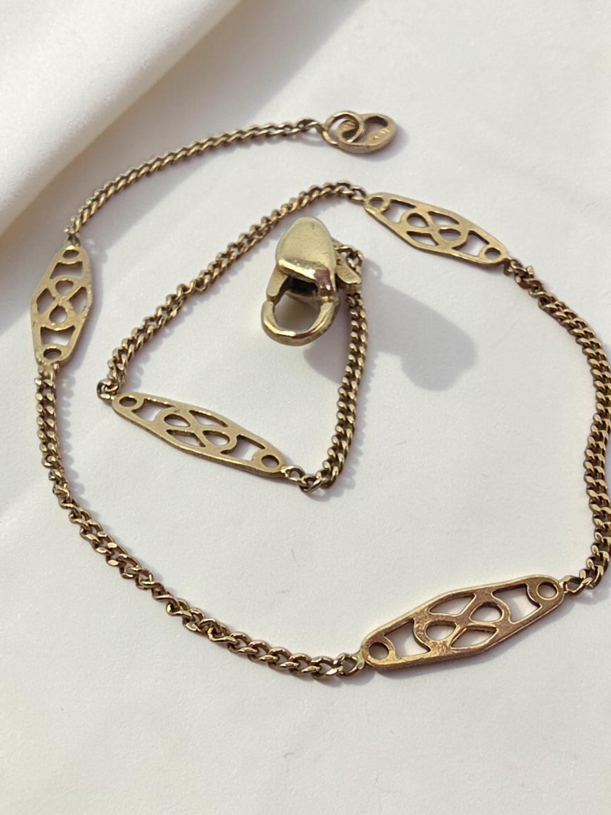 Solid 14K Yellow Gold Italian Filigree Station Curb Chain Bracelet - 8 Inch