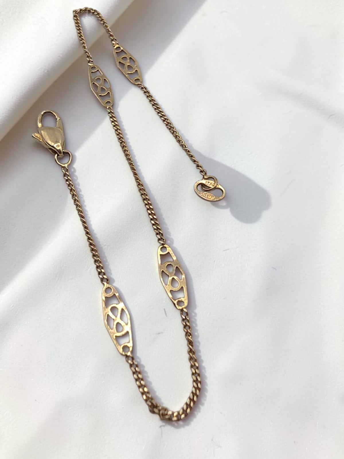 Solid 14K Yellow Gold Italian Filigree Station Curb Chain Bracelet - 8 Inch