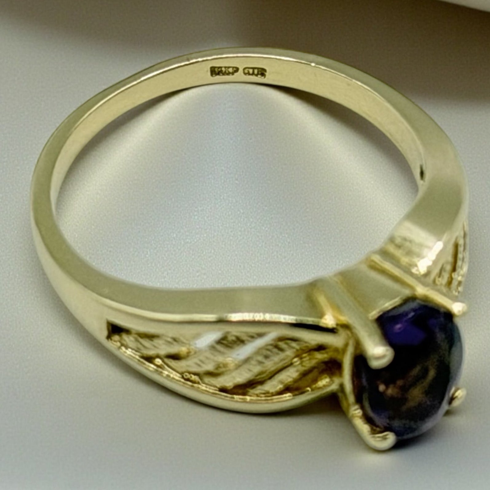 Solid 14K Yellow Gold Ring with Oval Amethyst - Size 6.25