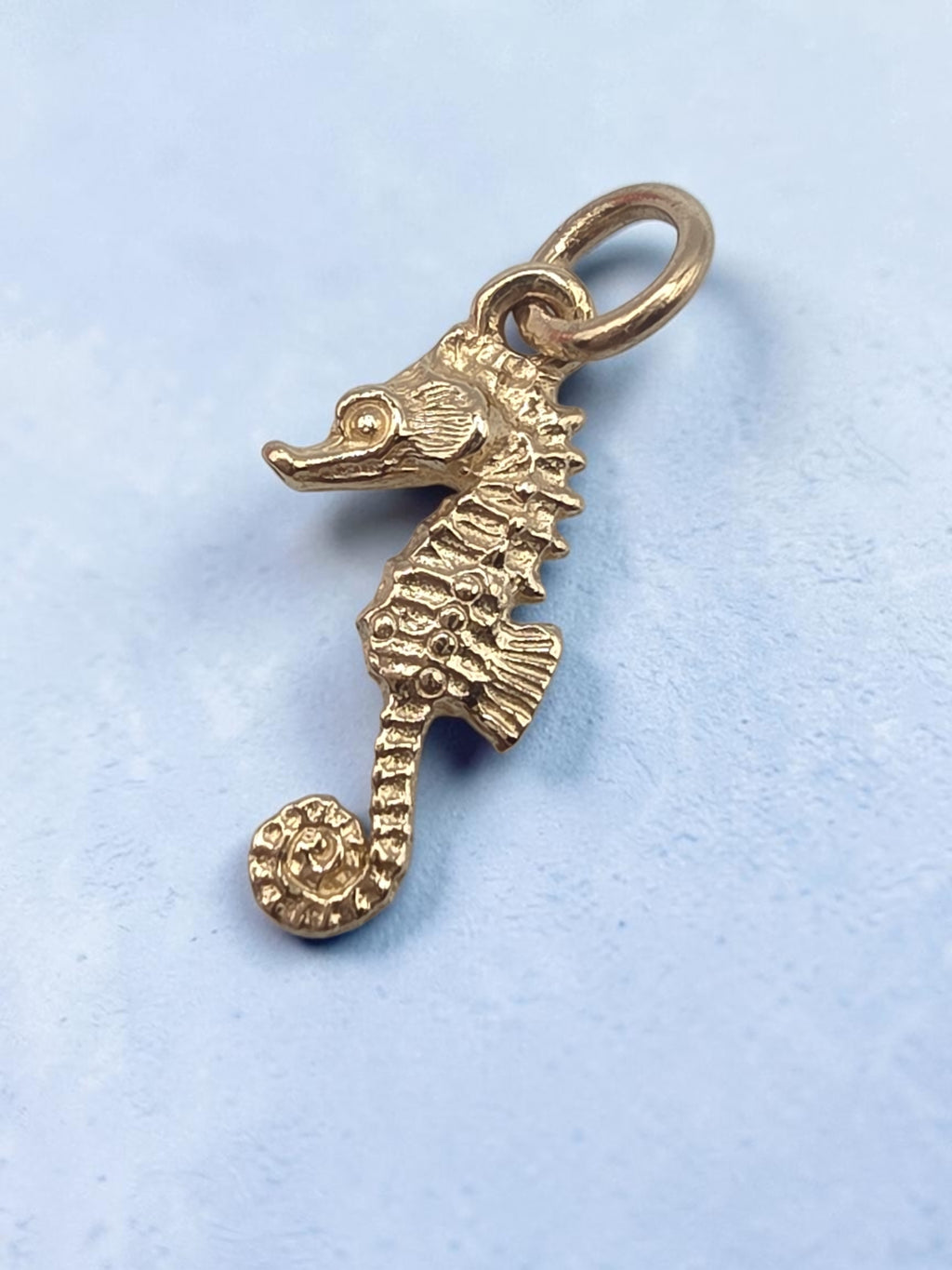 Retired James Avery solid 14K yellow gold seahorse charm with detailed ridged body and curled tail