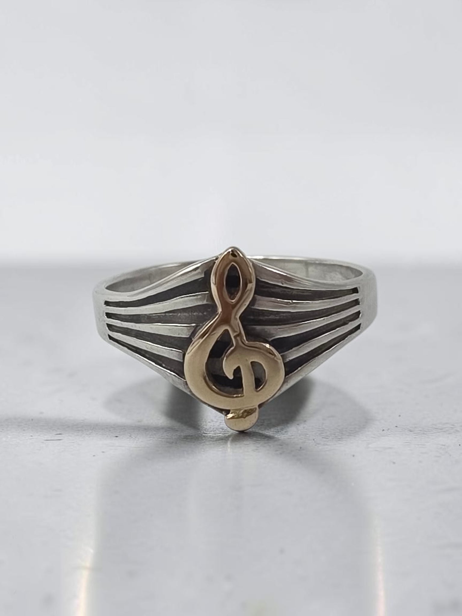 Retired James Avery sterling silver ring with solid 14K gold treble clef size 8