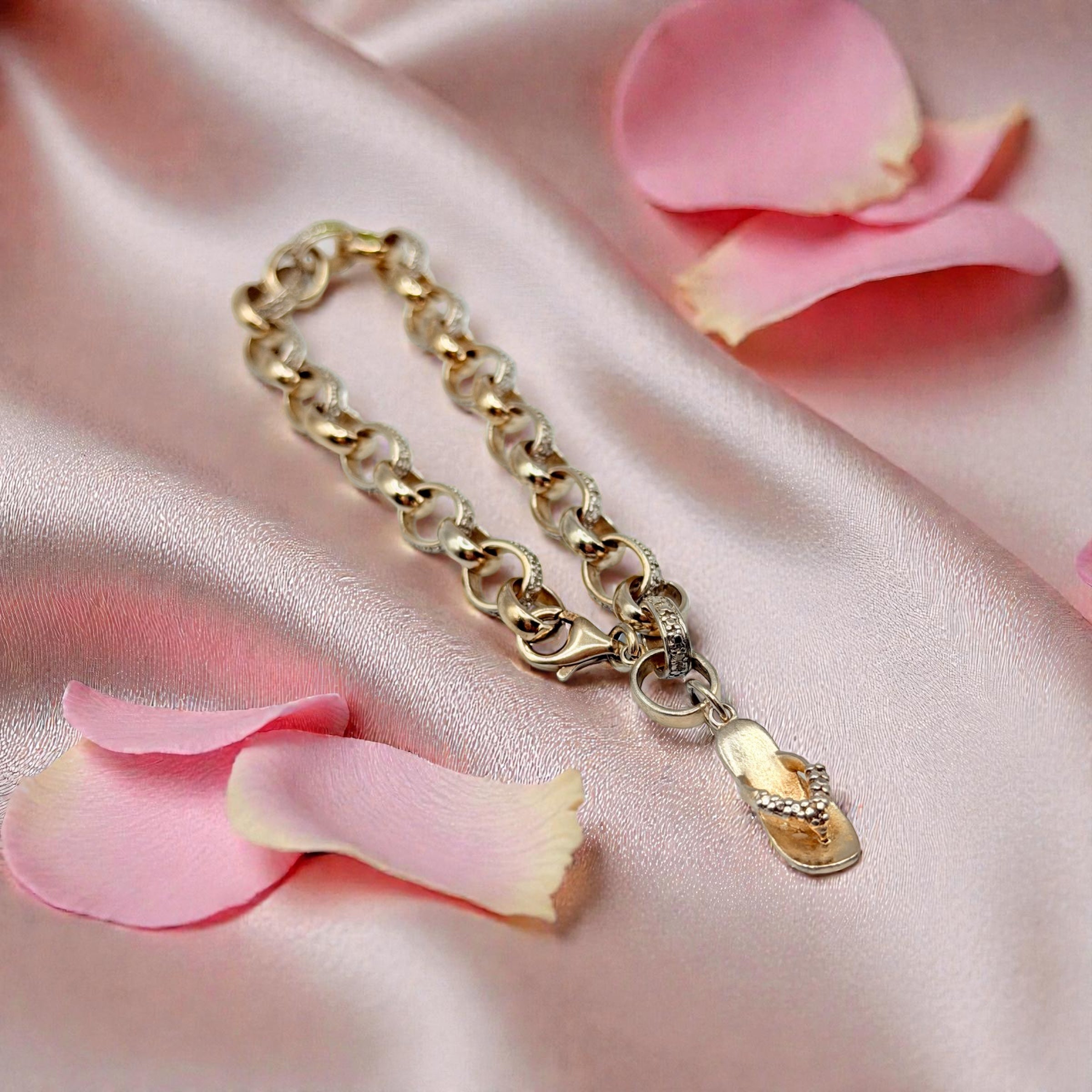 Sterling silver 7.5 inch rolo link bracelet with dangling flip flop sandal charm, marked 925