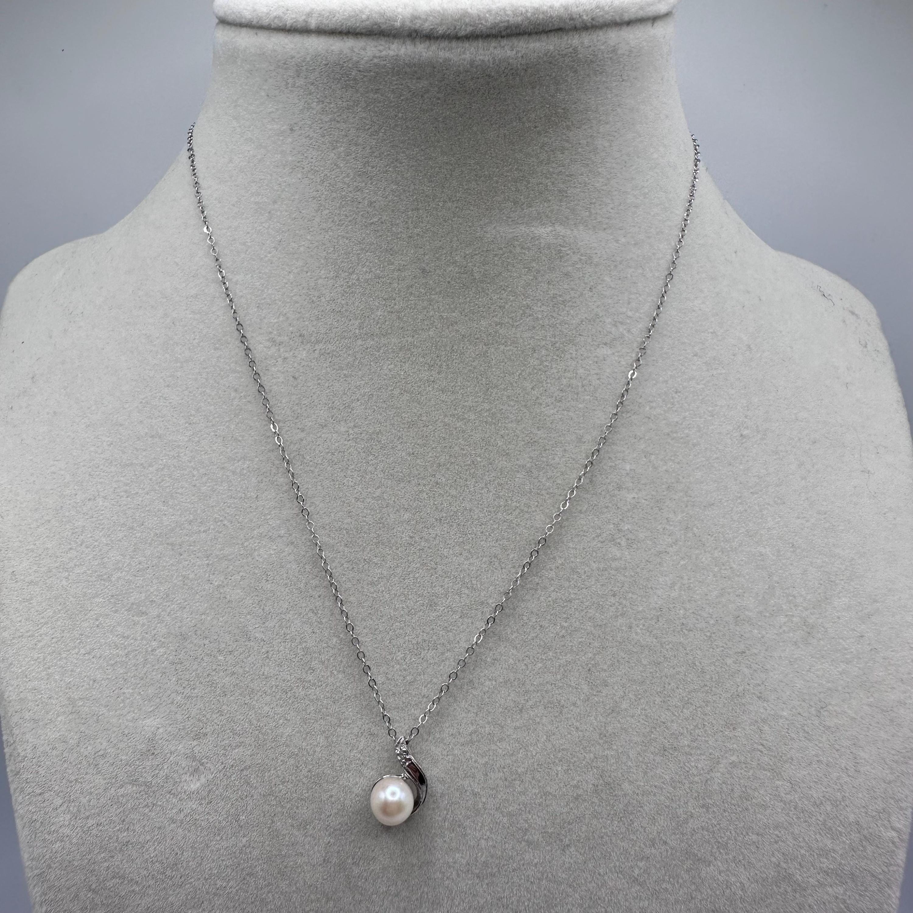 Vintage 14K White Gold Necklace with Pearl and Diamond 14K Pendant 15 Inches Long