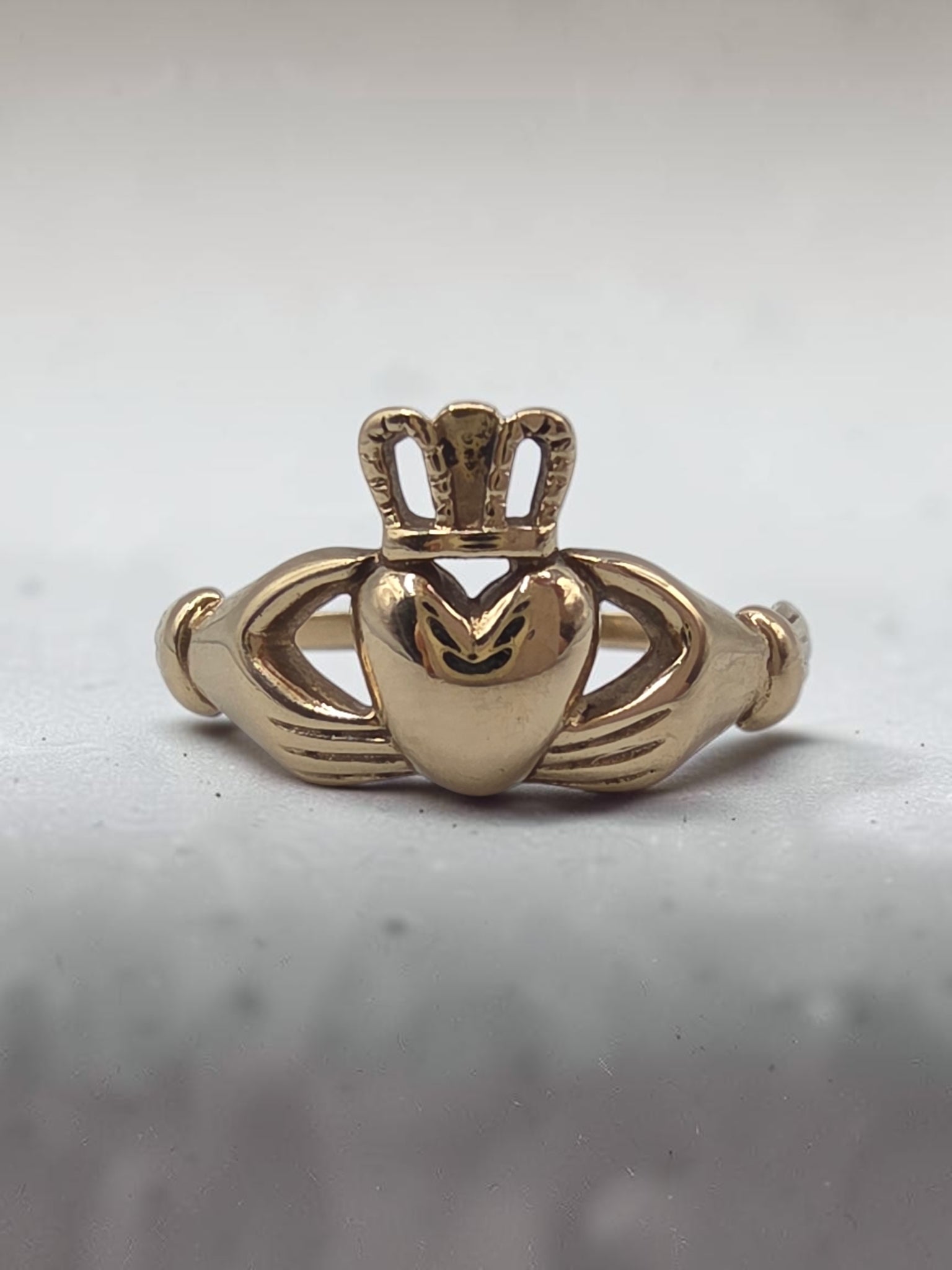 Vintage Michael Anthony solid 10K yellow gold Claddagh ring with crown heart and hands