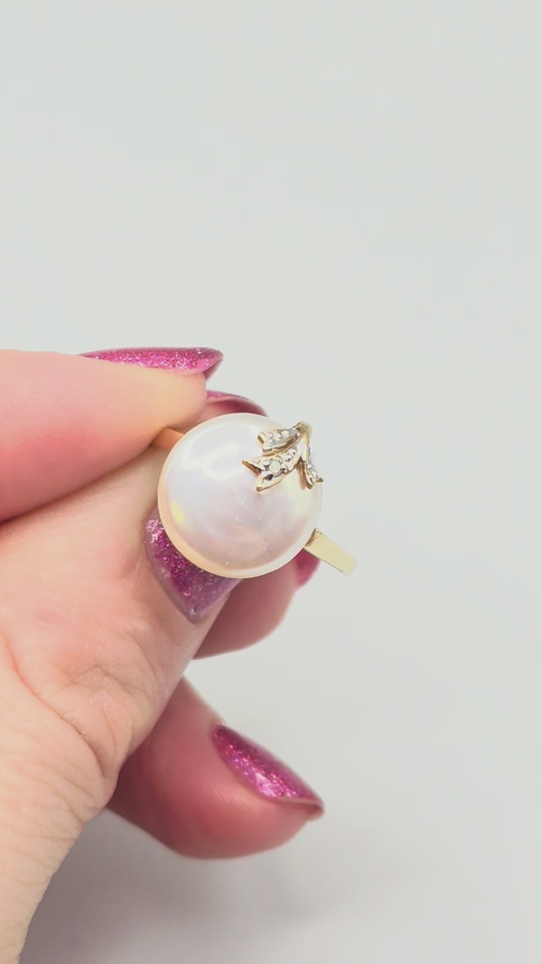 Solid 10K Yellow Gold Ring with Mother of Pearl & Diamond Accents - Size 6.75