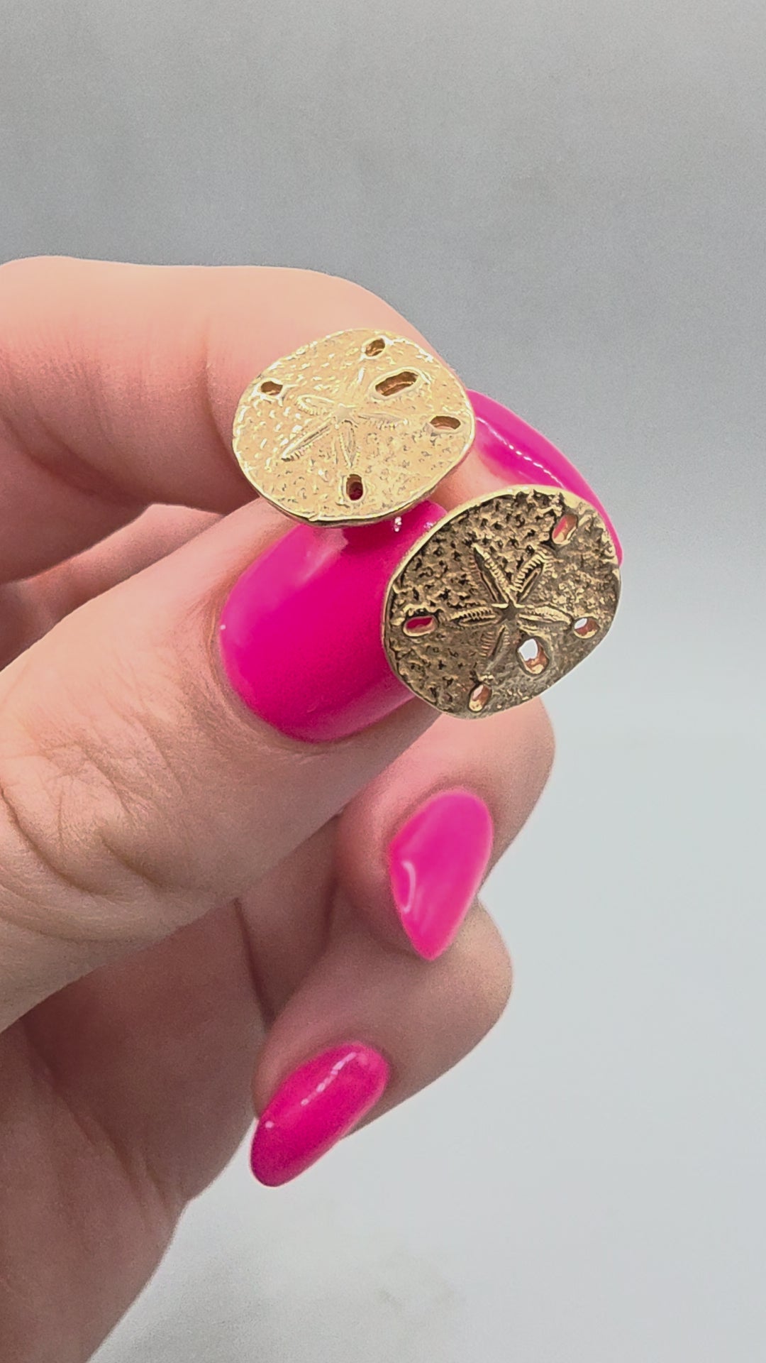 RETIRED James Avery Solid 14K Yellow Gold Sand Dollar Stud Earrings