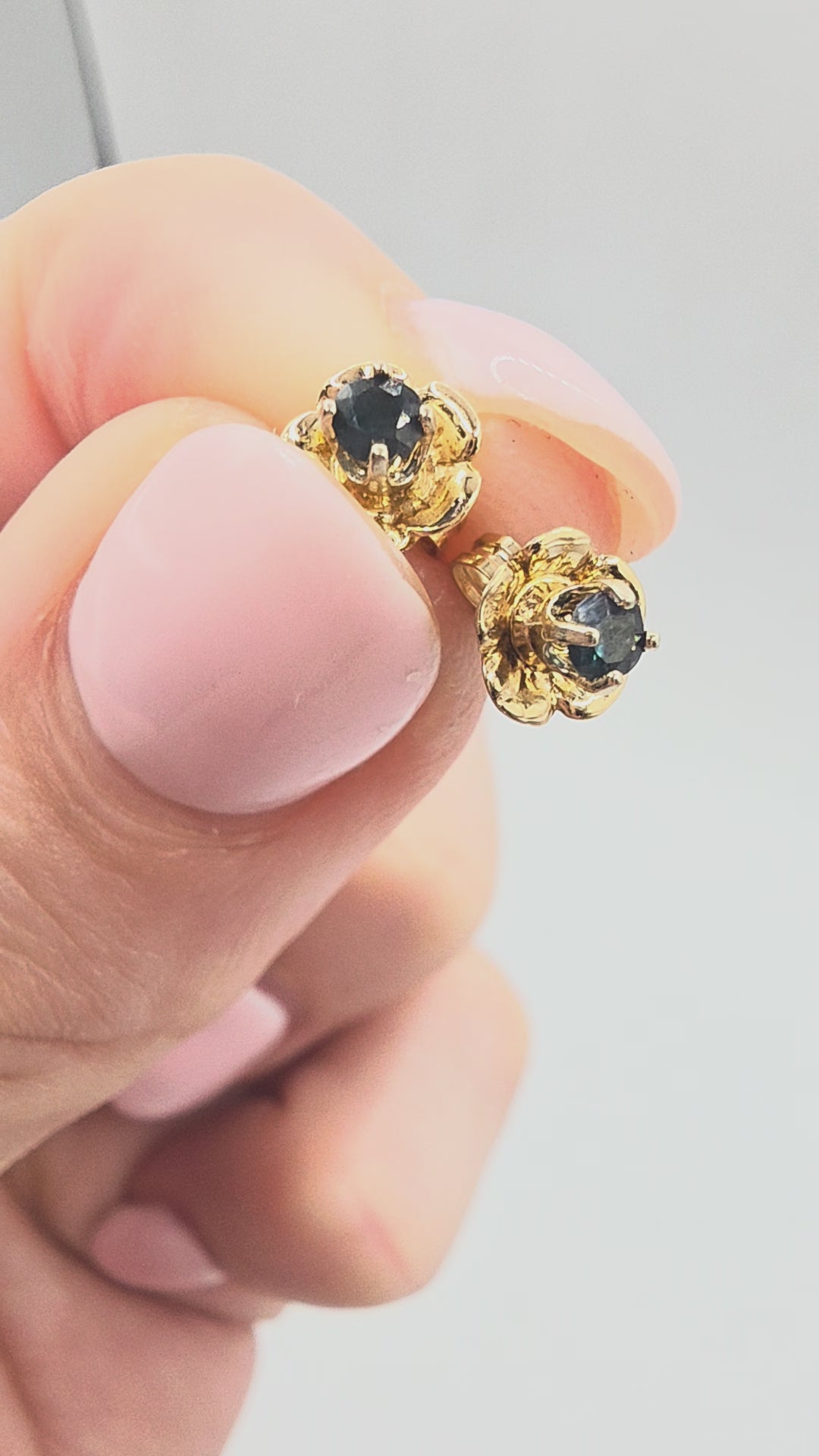 Vintage Solid 14K Yellow Gold Blue Spinel Floral Stud Earrings