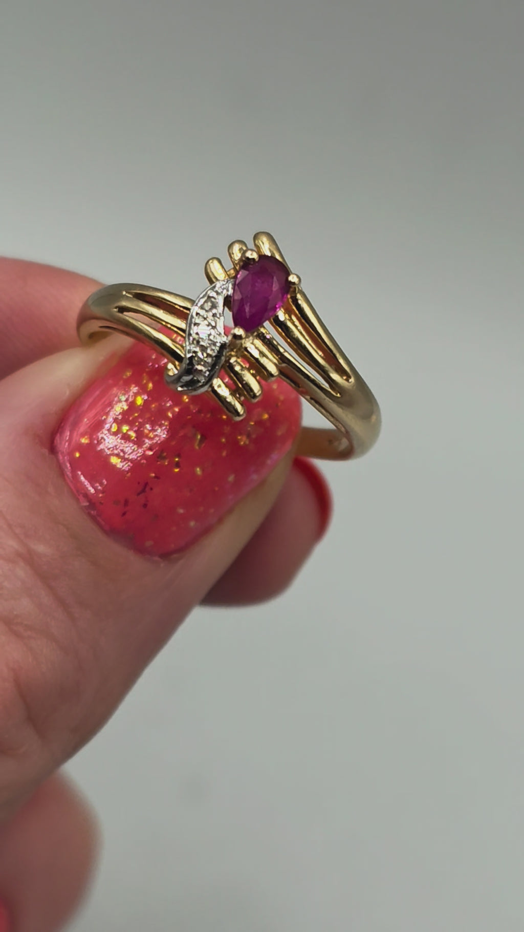 Town & Country Solid 14K Yellow Gold Ring with Ruby and Diamonds – Size 7.25