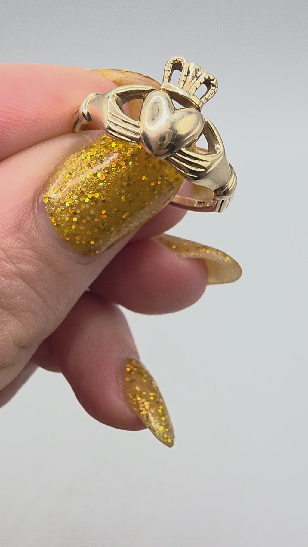 Vintage Michael Anthony Solid 14K Yellow Gold Crown Heart Claddagh Ring - Size 7
