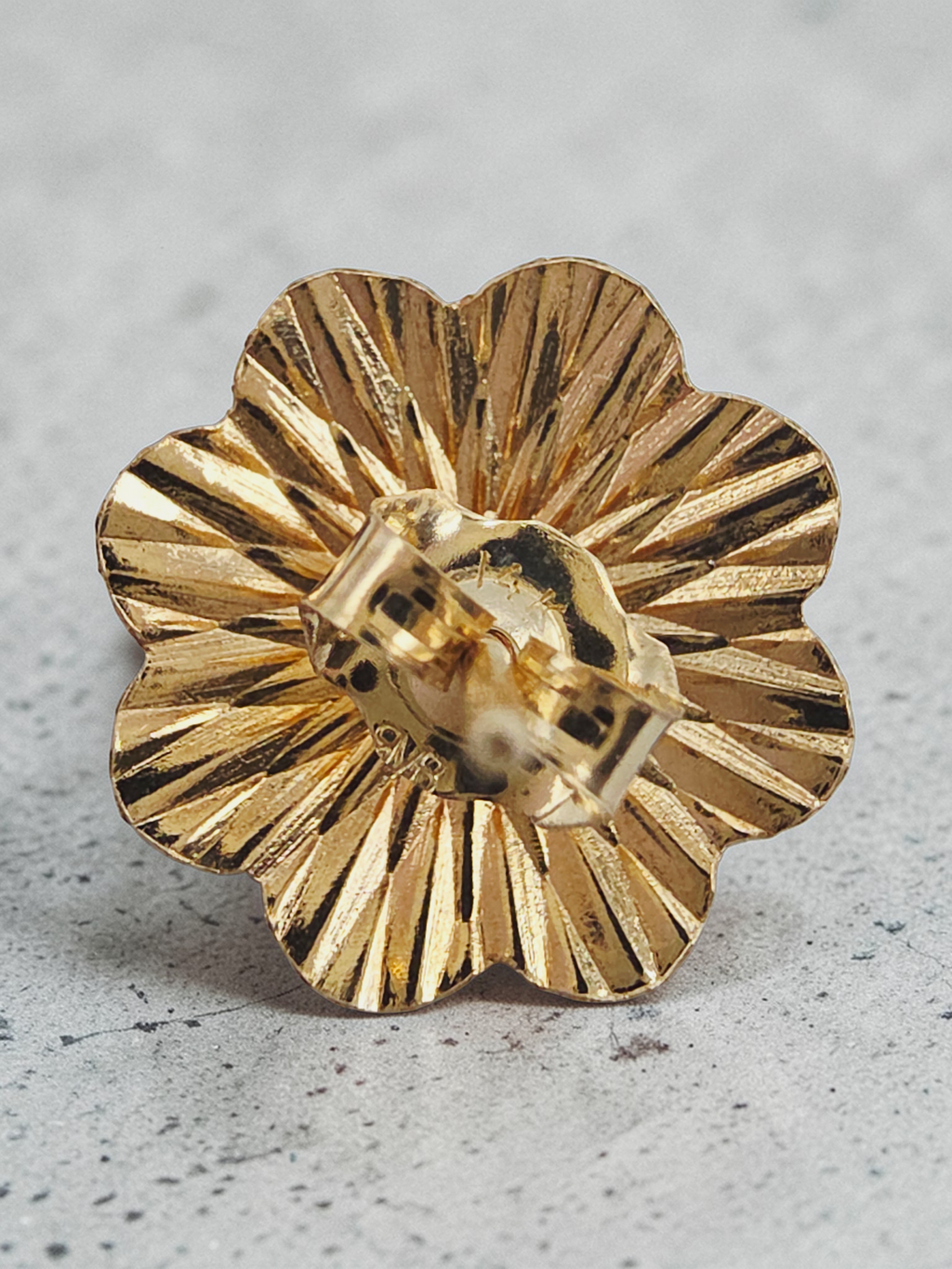 Solid 14K Yellow Gold Diamond-Cut Flower Stud Earrings Starburst