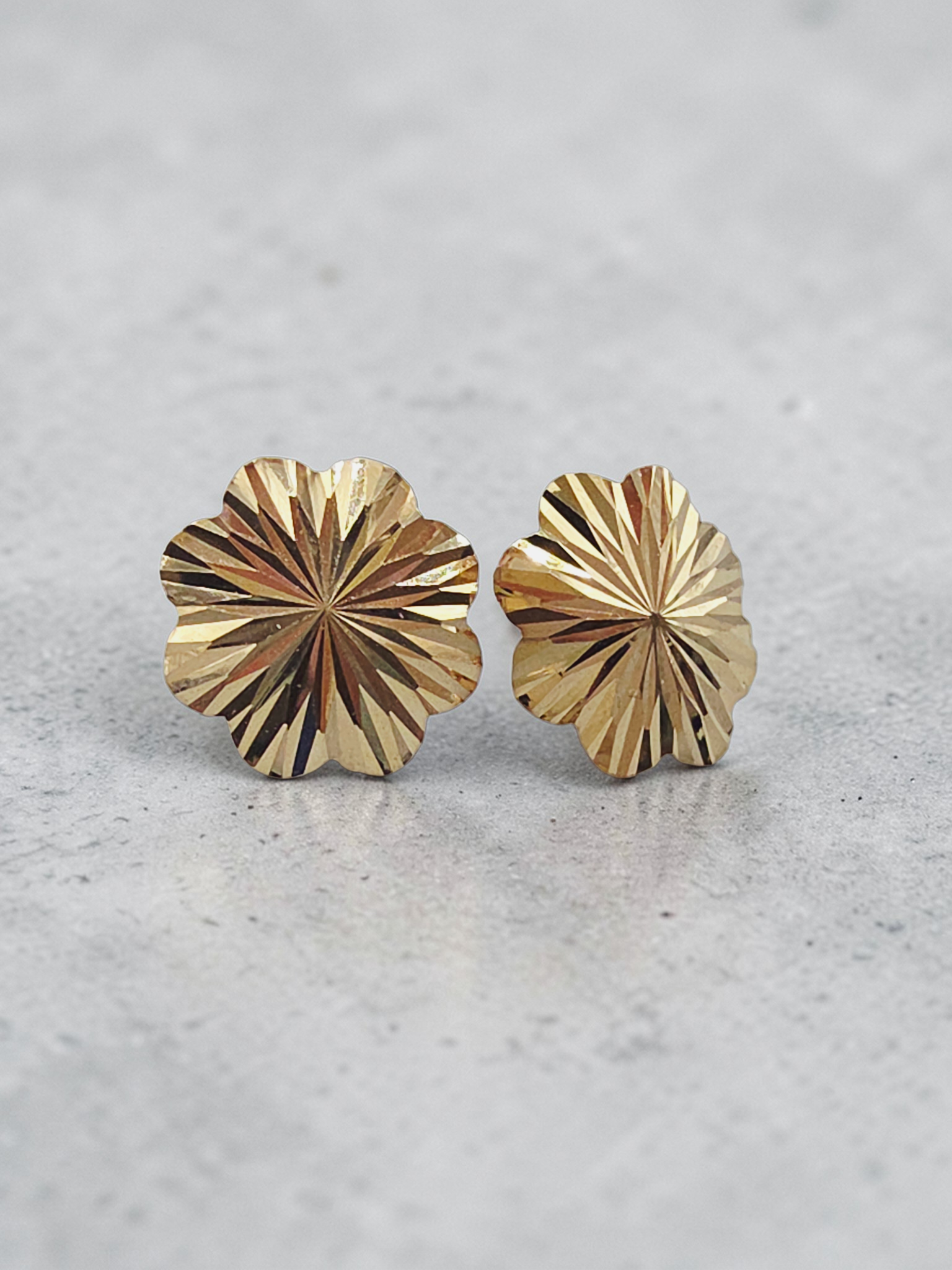 Solid 14K Yellow Gold Diamond-Cut Flower Stud Earrings Starburst