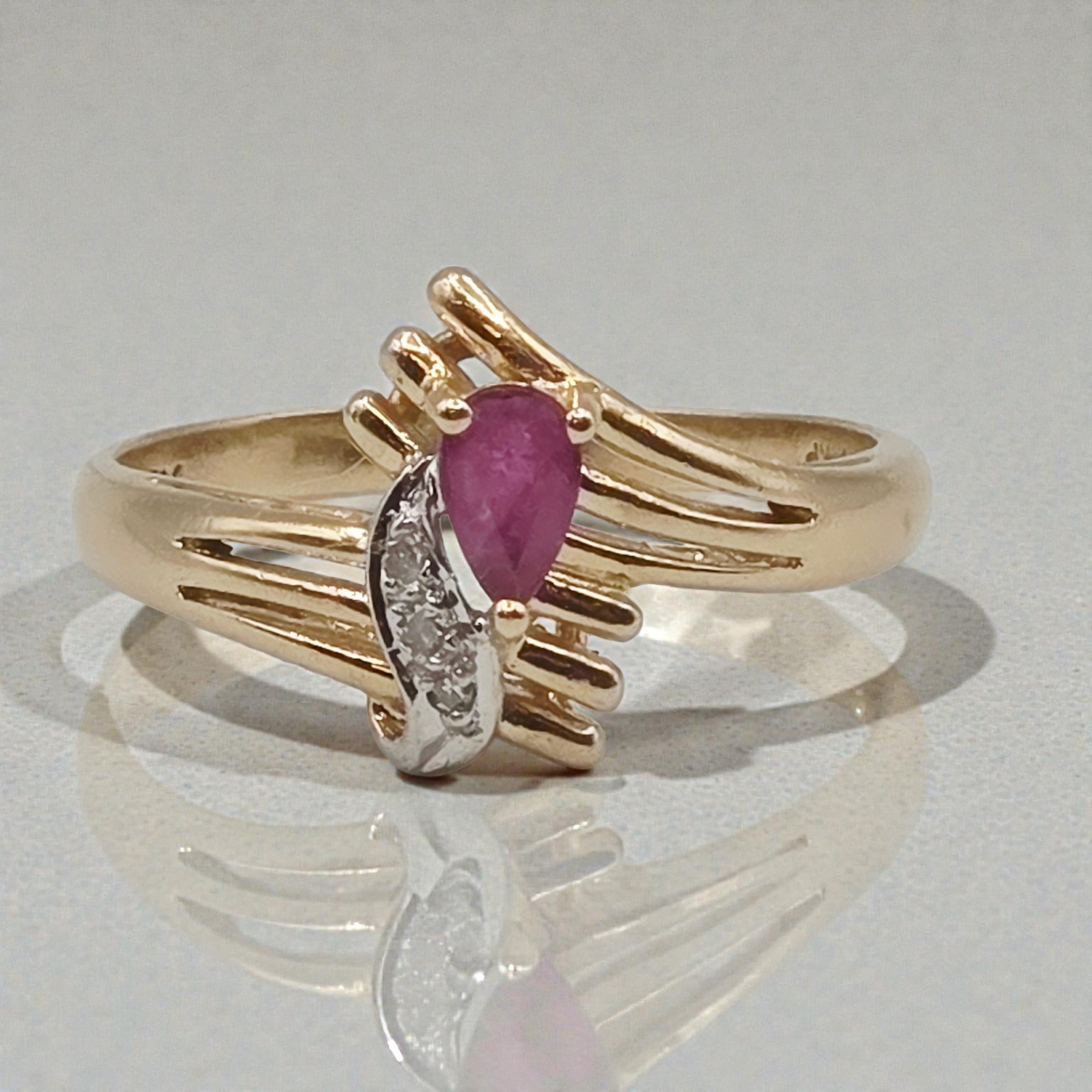 Town & Country Solid 14K Yellow Gold Ring with Ruby and Diamonds – Size 7.25