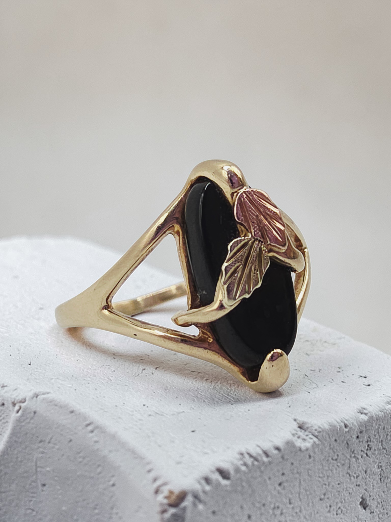 Black Hills Gold Solid 10K Ring with Black Onyx & 12K Leaf Accents – Size 6.25
