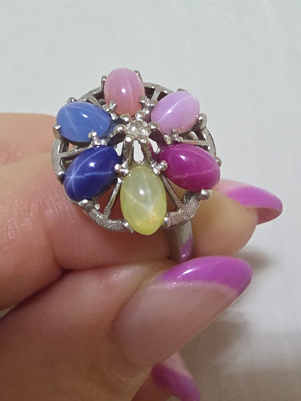 Stunning Solid 10K White Gold Diamond & Rainbow Star Sapphire Halo Ring - Size 6