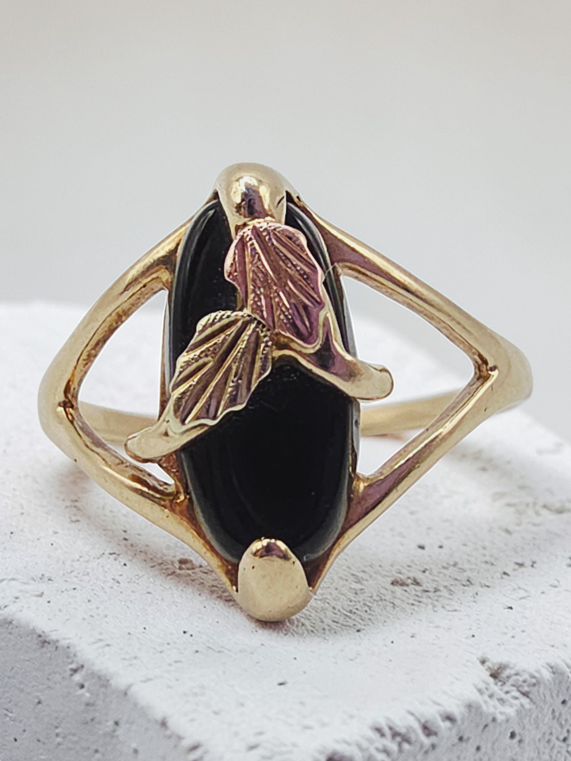 Black Hills Gold Solid 10K Ring with Black Onyx & 12K Leaf Accents – Size 6.25