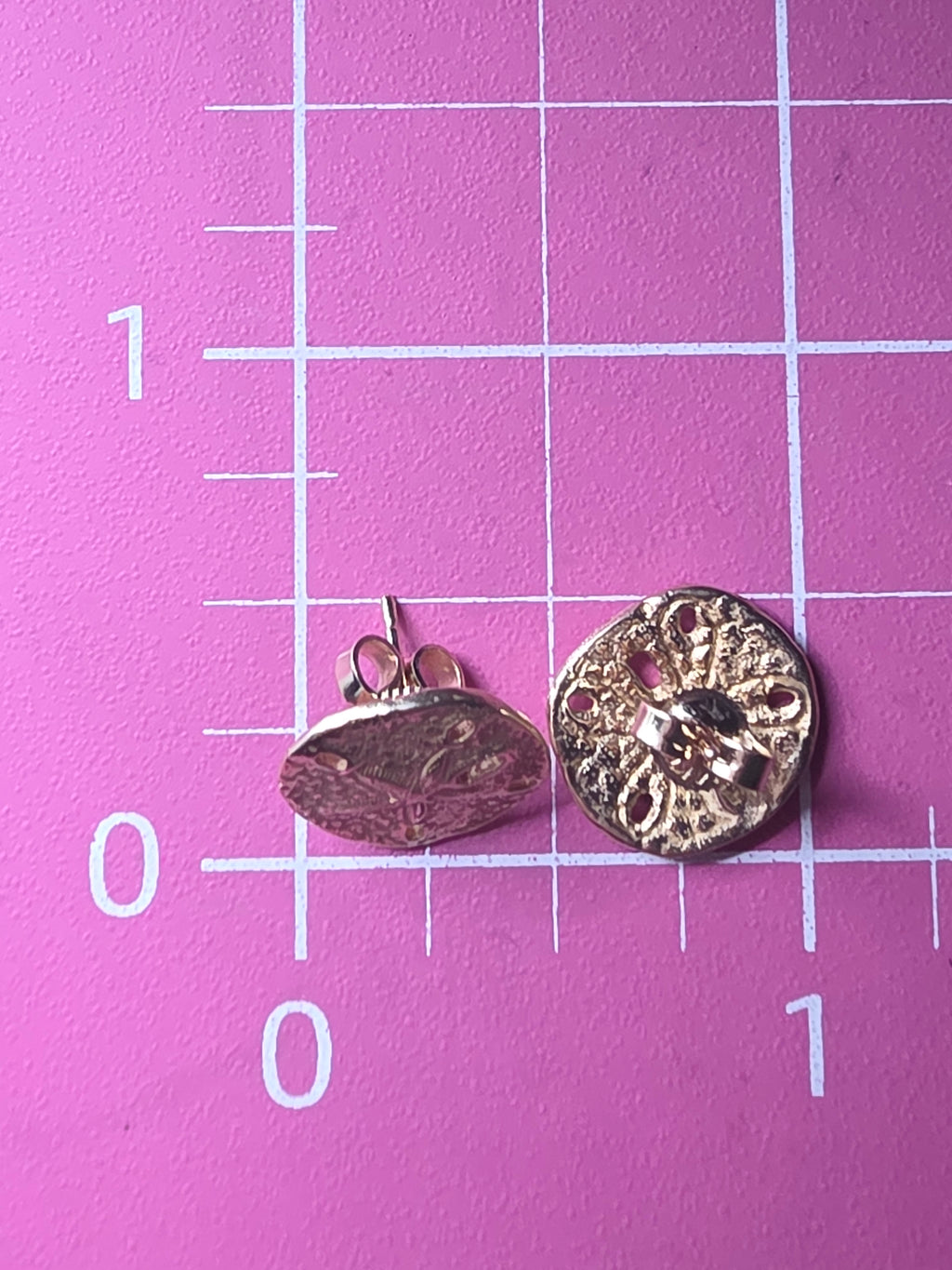 RETIRED James Avery Solid 14K Yellow Gold Sand Dollar Stud Earrings