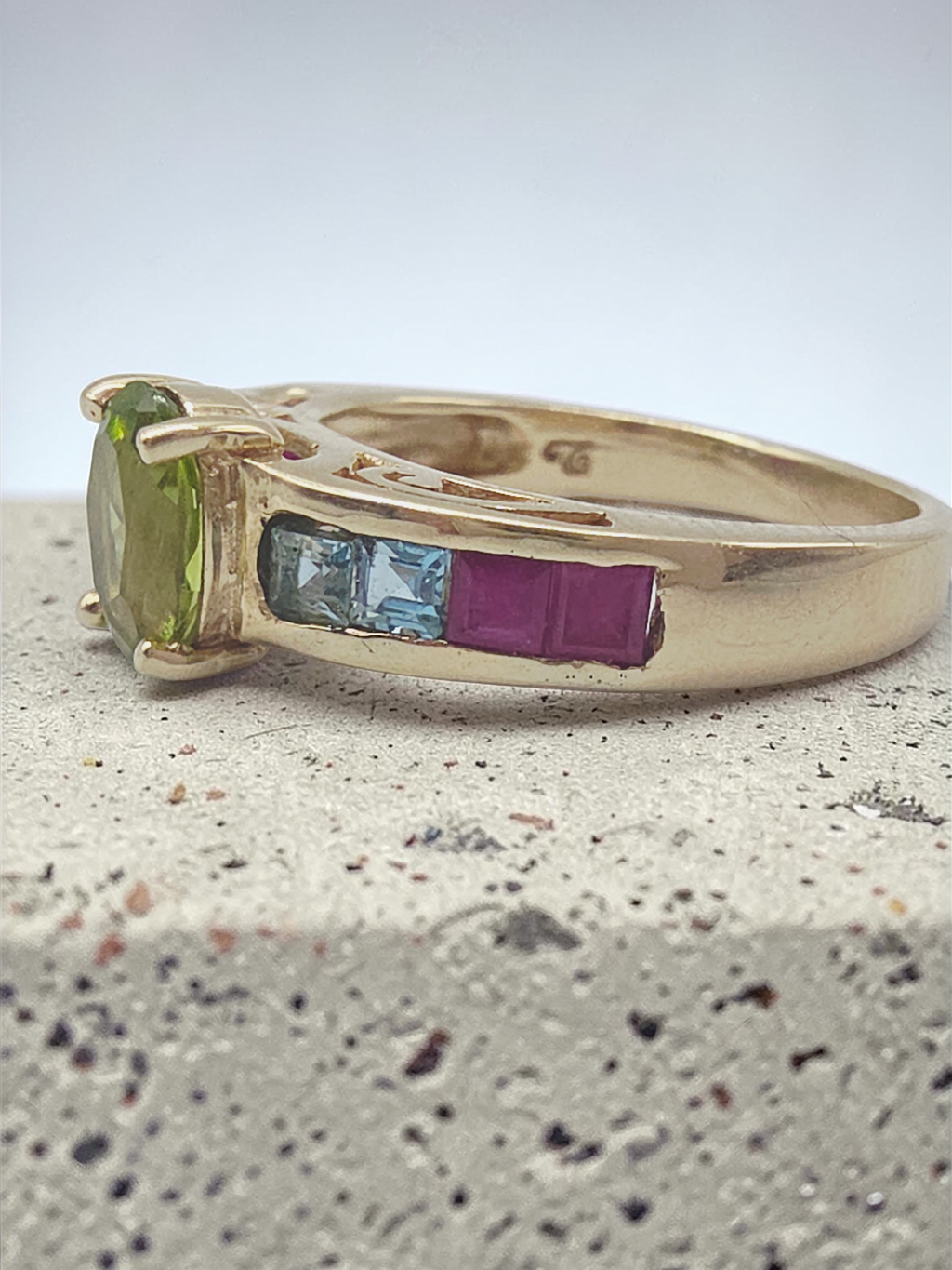 Solid 10K Yellow Gold Ring with Peridot Ruby and Blue Topaz - Sz 6