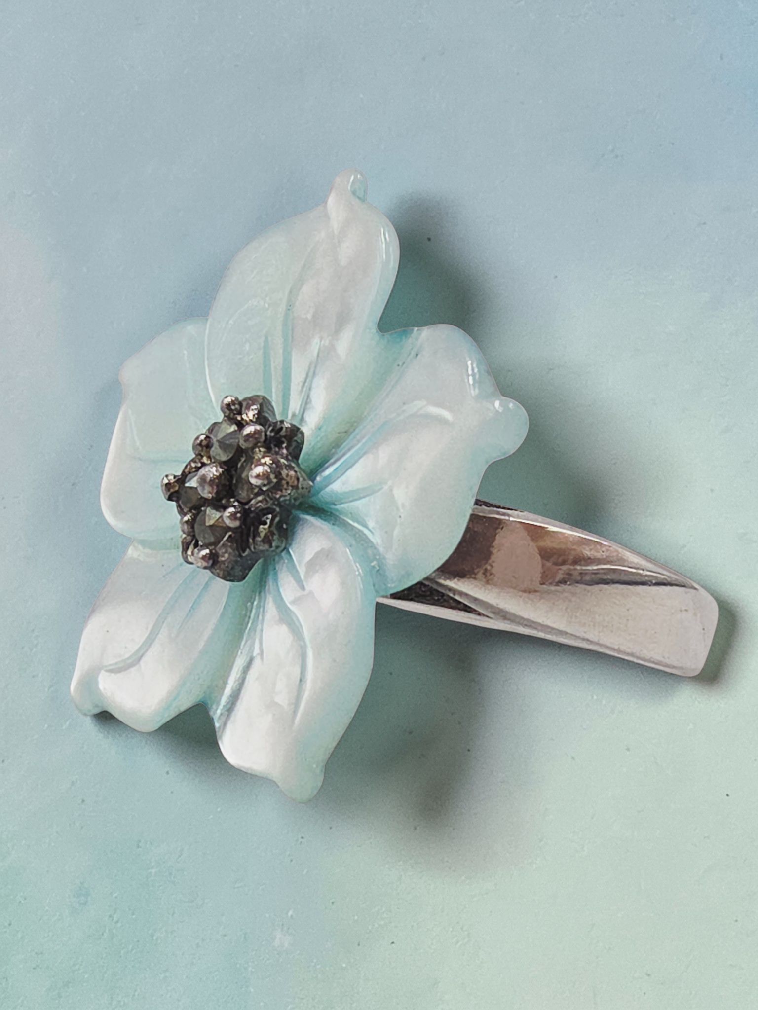 Lee Sands 925 Sterling Silver Mother of Pearl & Marcasite Flower  Ring - Size 5