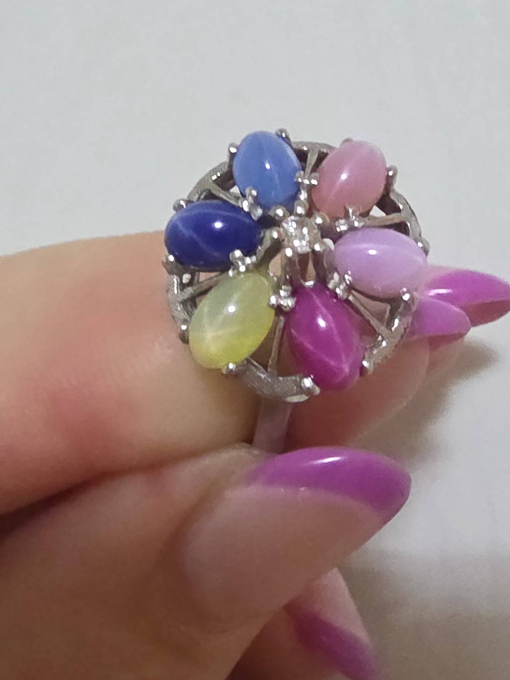 Stunning Solid 10K White Gold Diamond & Rainbow Star Sapphire Halo Ring - Size 6