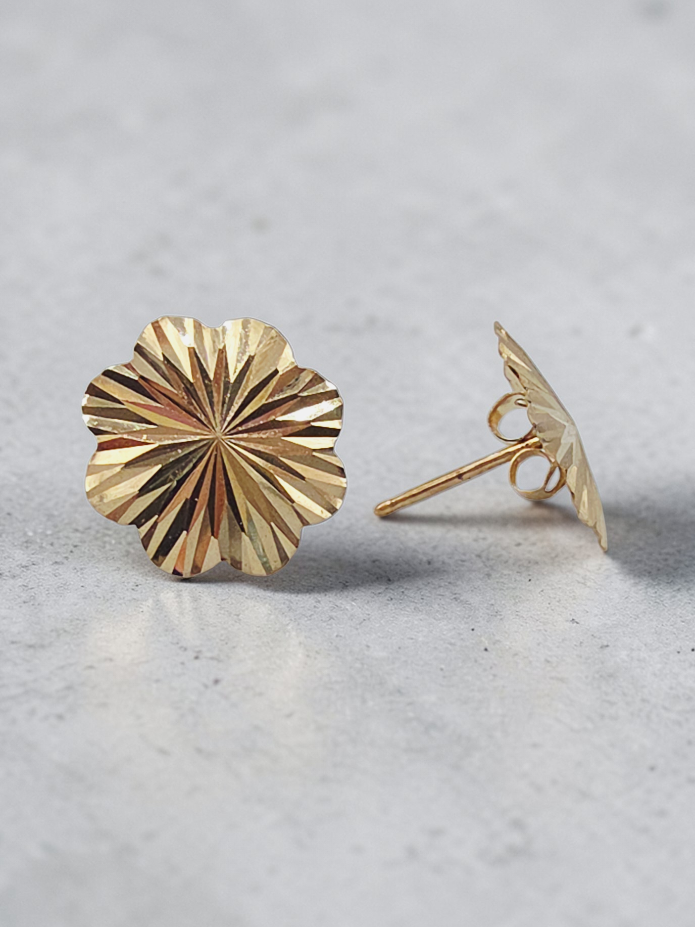 Solid 14K Yellow Gold Diamond-Cut Flower Stud Earrings Starburst
