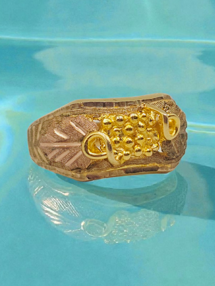 Black Hill Solid 10K Yellow Gold Ring with Tri-Color Grape Leaf Accents Sz 5.25