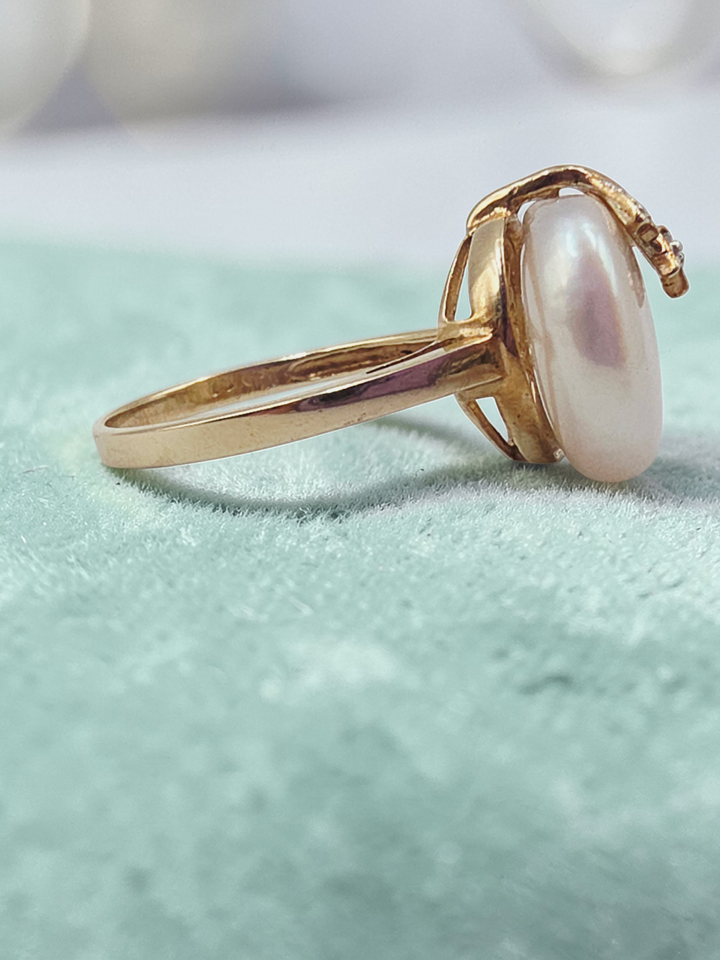 Solid 10K Yellow Gold Ring with Mother of Pearl & Diamond Accents - Size 6.75