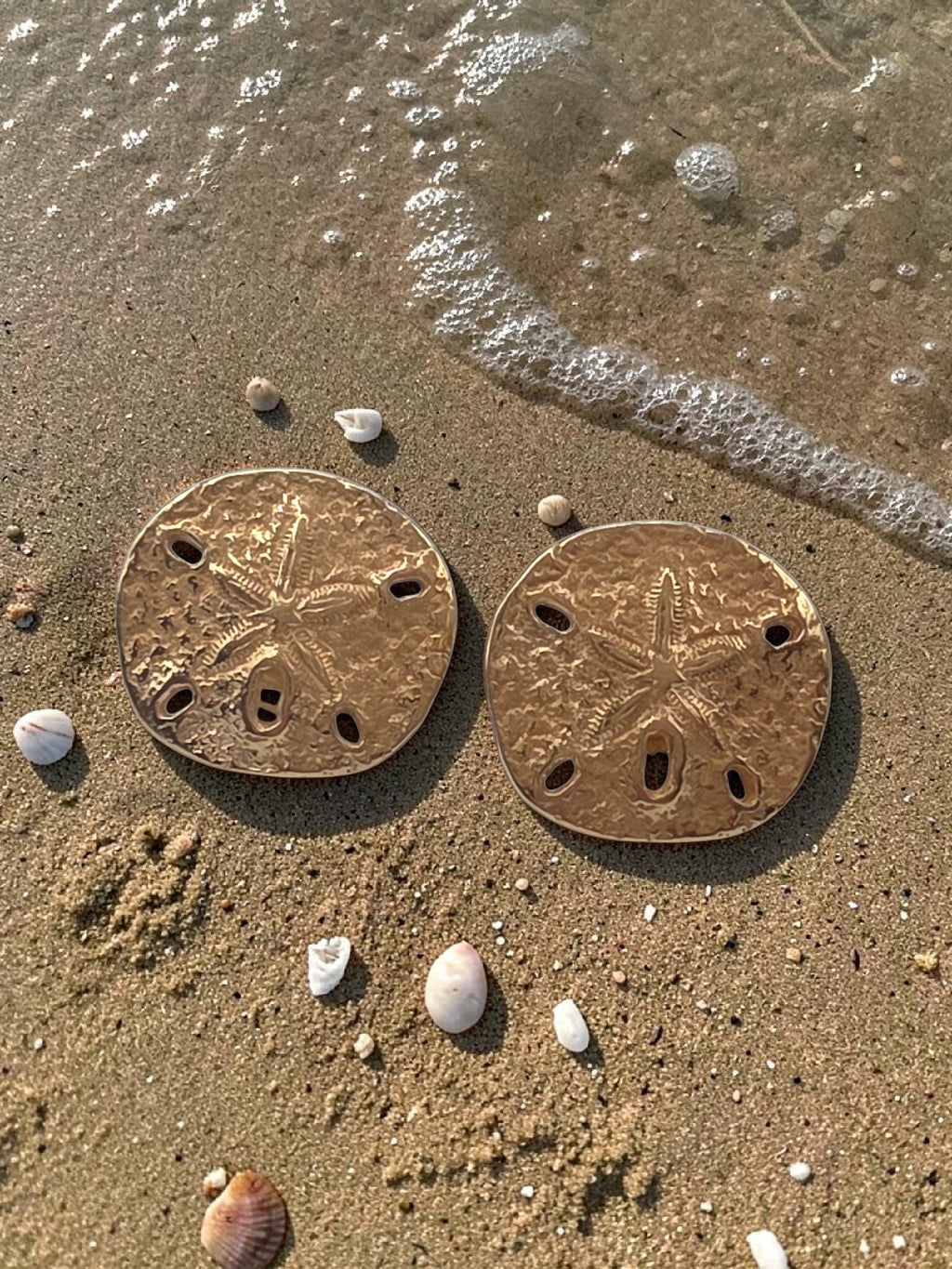 RETIRED James Avery Solid 14K Yellow Gold Sand Dollar Stud Earrings