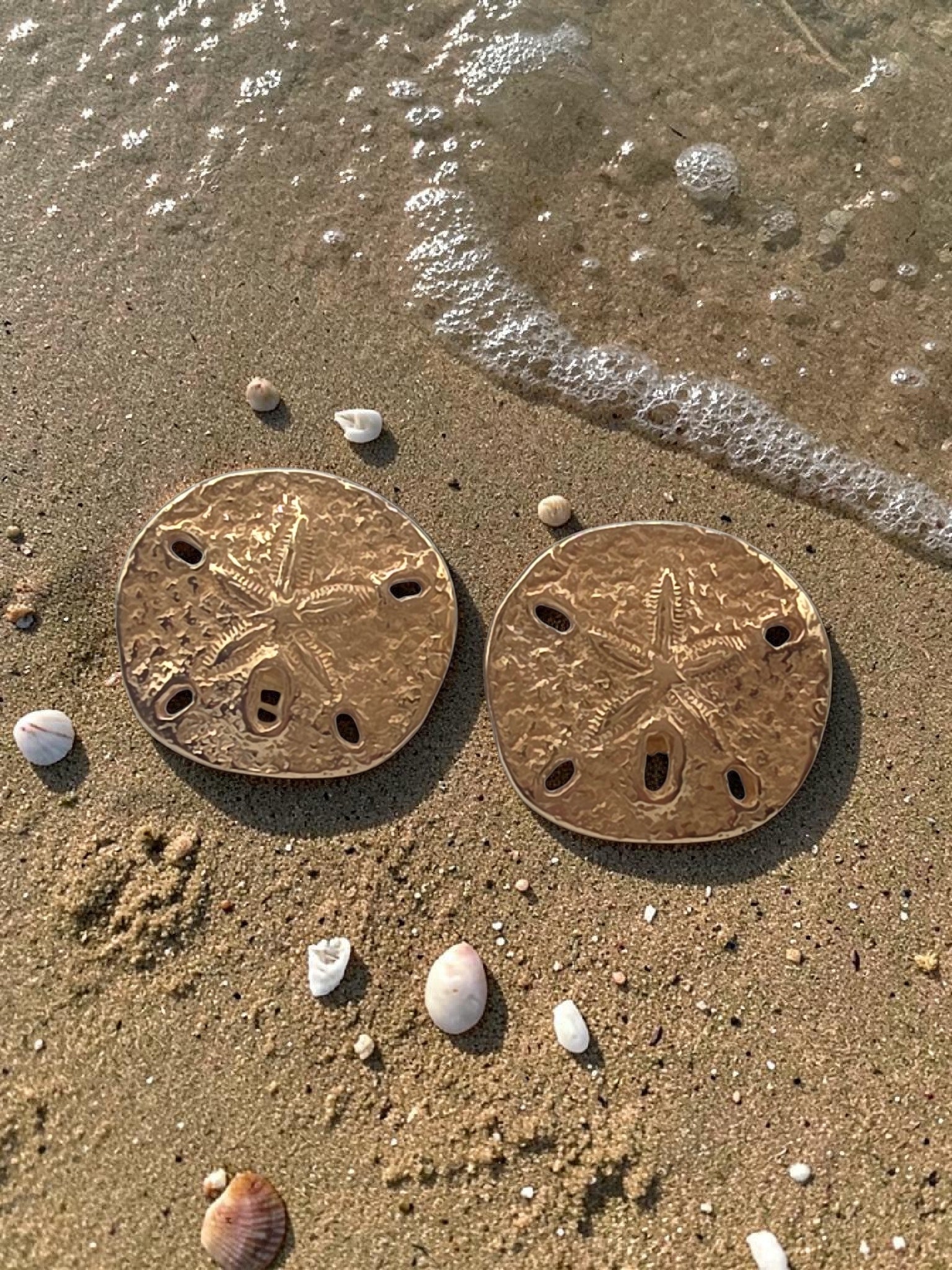 RETIRED James Avery Solid 14K Yellow Gold Sand Dollar Stud Earrings