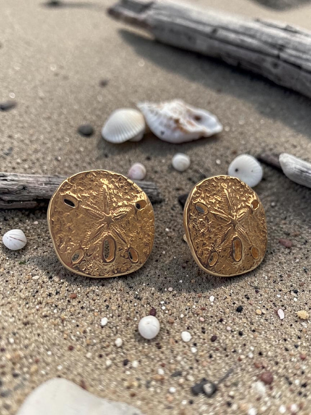 RETIRED James Avery Solid 14K Yellow Gold Sand Dollar Stud Earrings