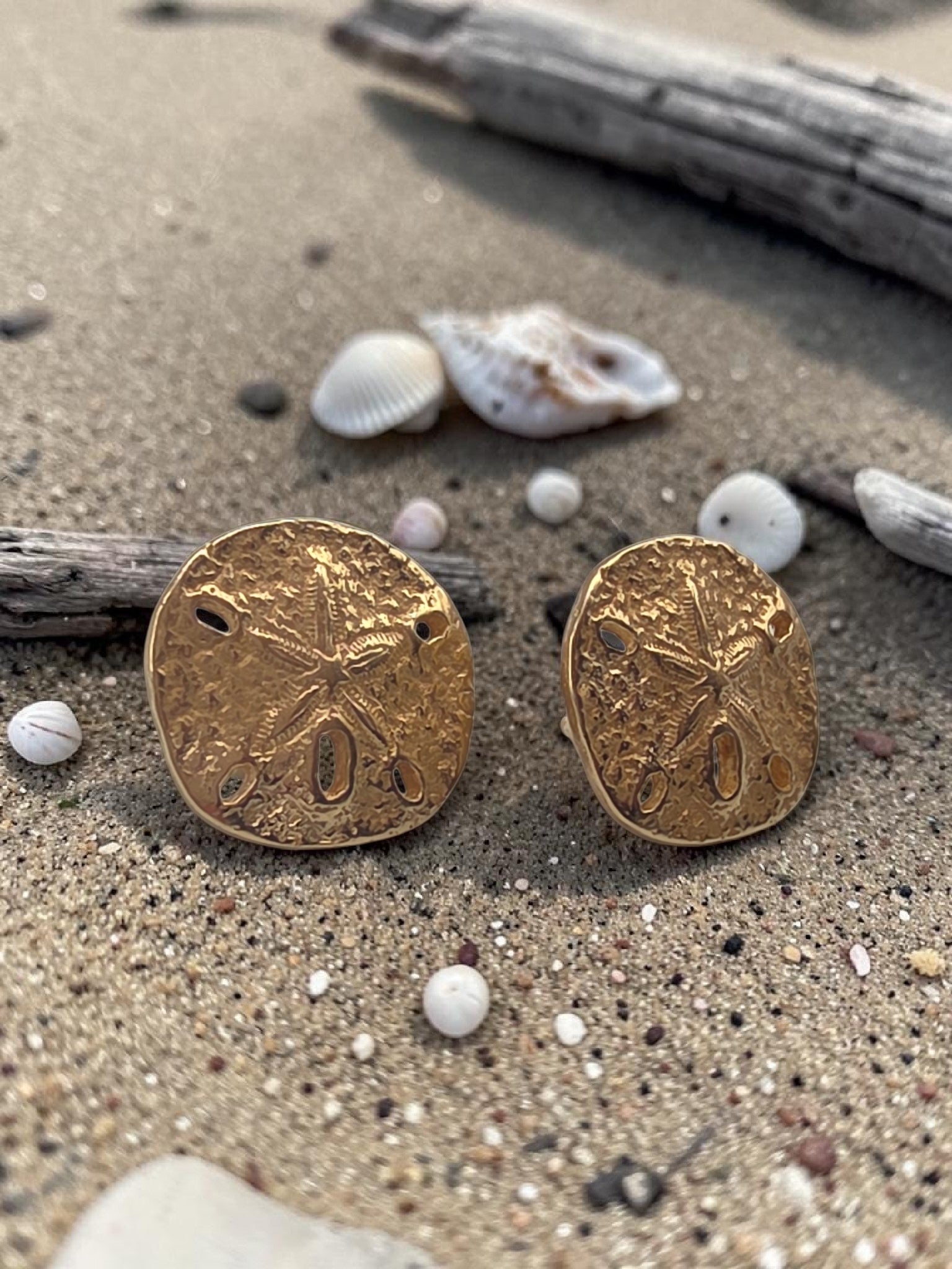 RETIRED James Avery Solid 14K Yellow Gold Sand Dollar Stud Earrings