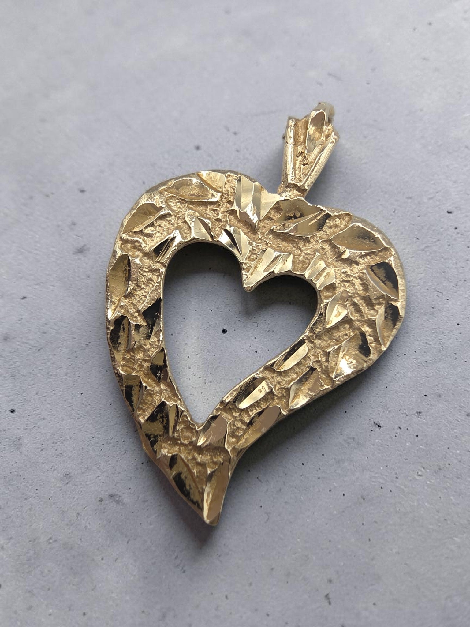 Vintage Solid 10K Yellow Gold Diamond Cut Open Heart Pendant Nugget Texture