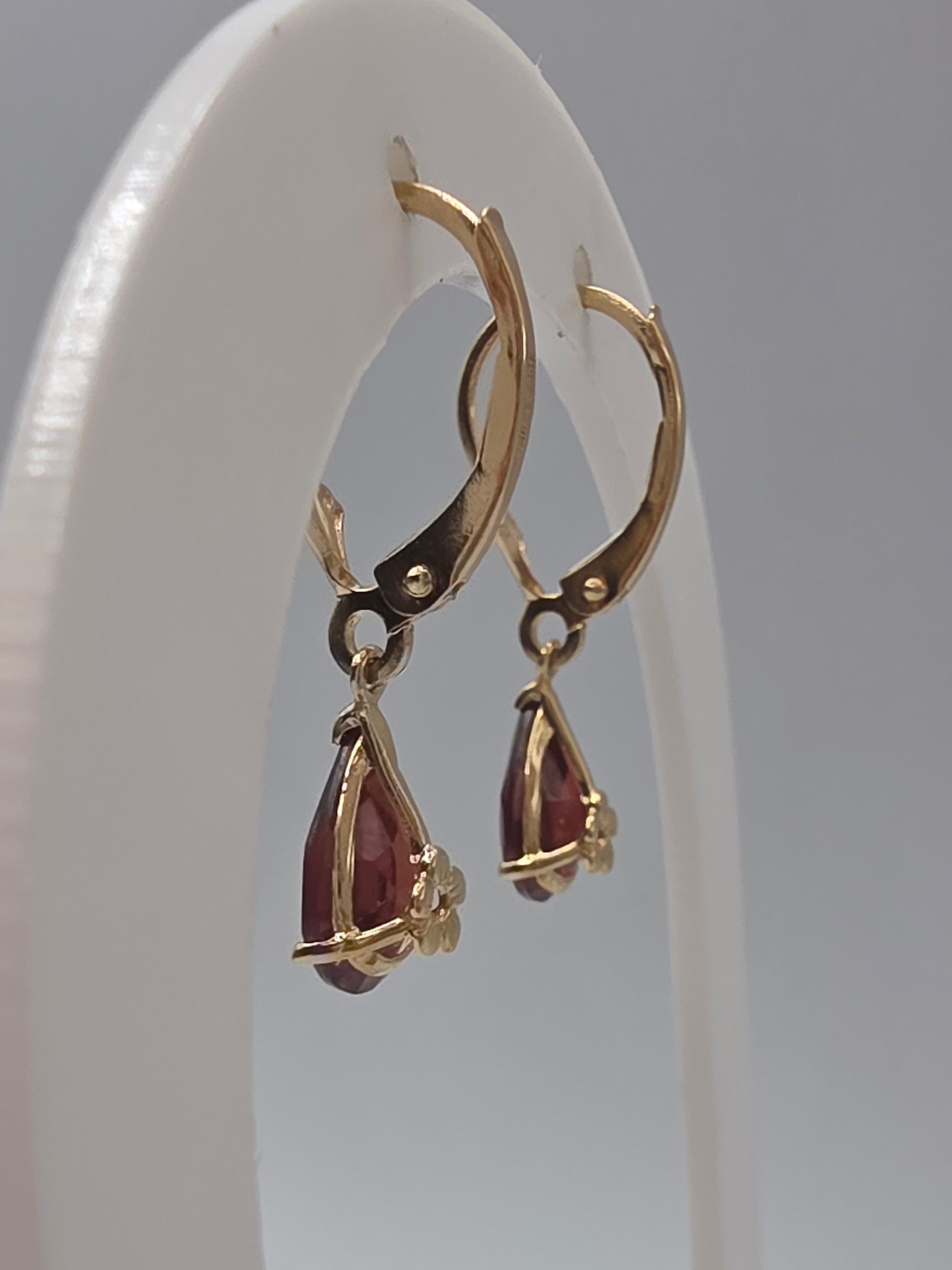 Solid 14K Yellow Gold Pear Cut Garnet Drop Dangle Earrings Leverback Floral
