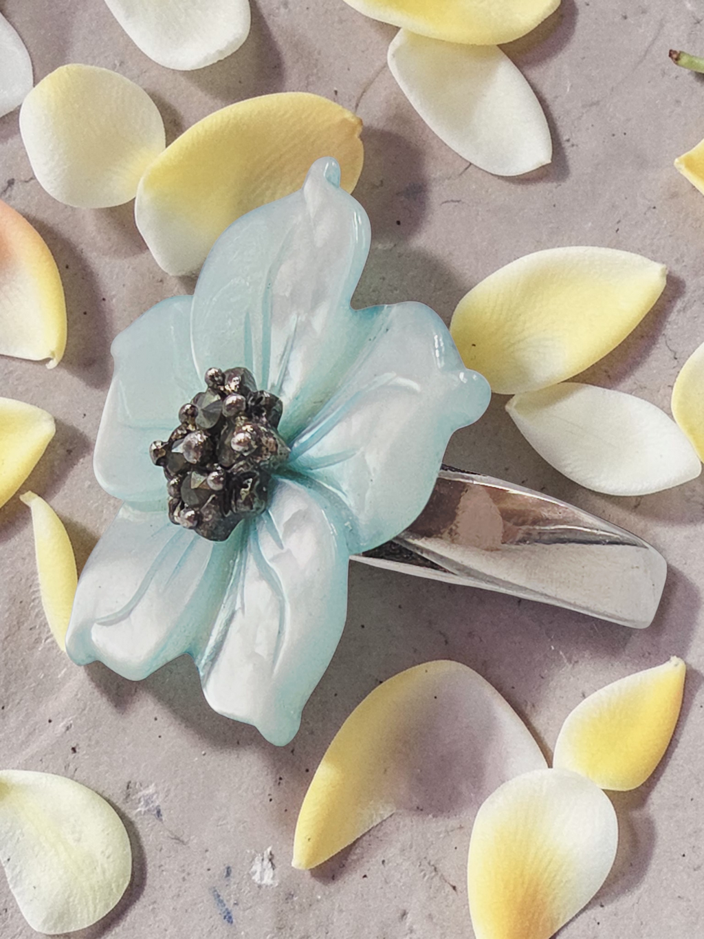 Lee Sands 925 Sterling Silver Mother of Pearl & Marcasite Flower  Ring - Size 5