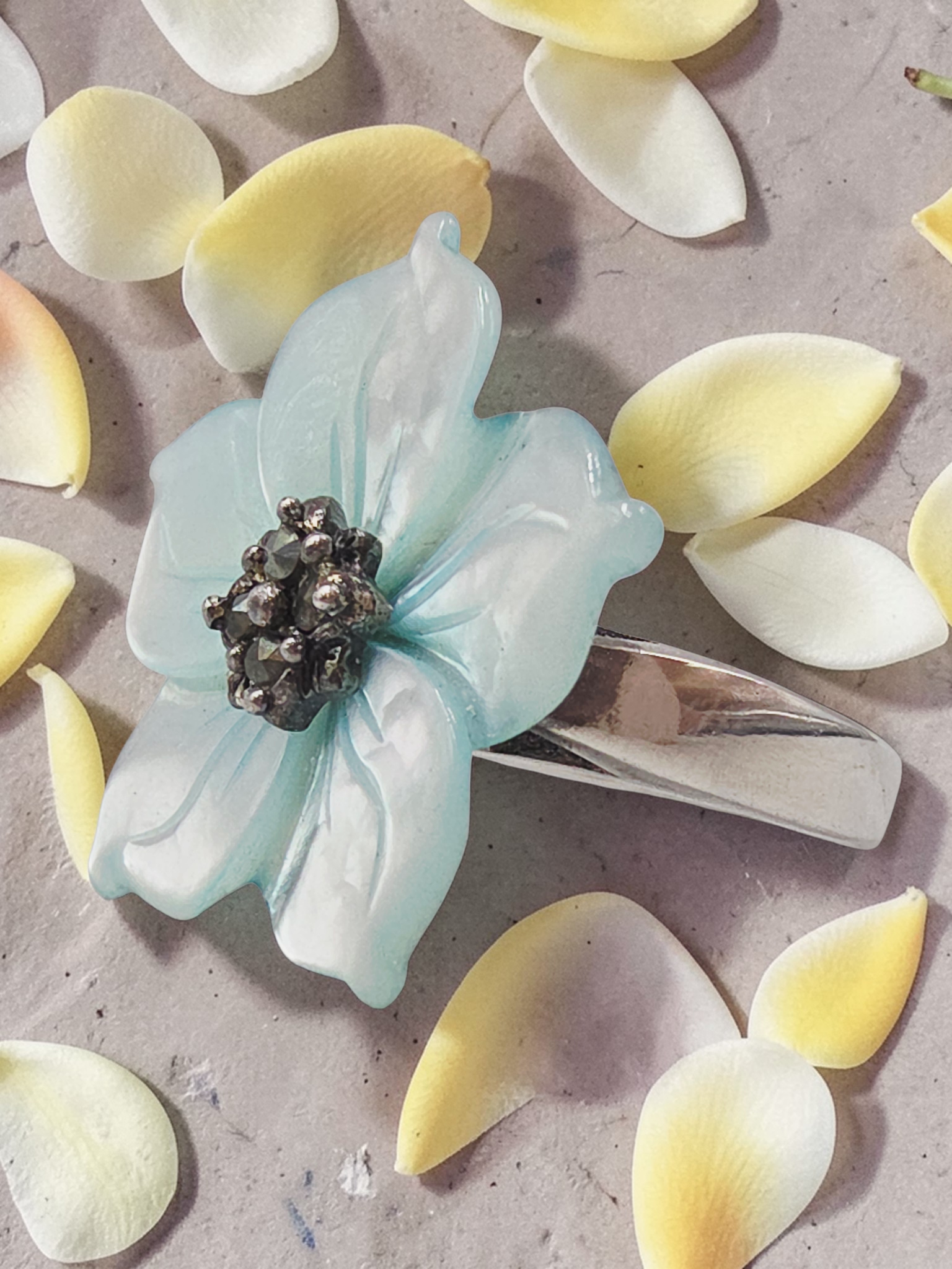 Lee Sands 925 Sterling Silver Mother of Pearl & Marcasite Flower  Ring - Size 5