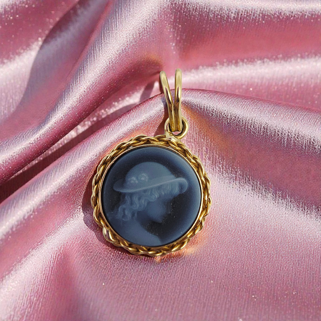 Solid 18K Yellow Gold Twisted Rope Bezel Necklace Pendant with Blue Agate Cameo