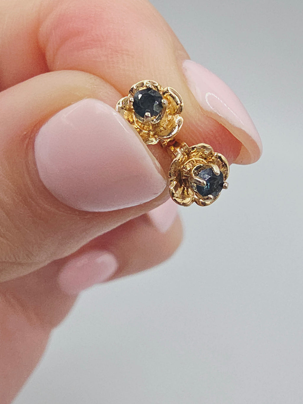 Vintage Solid 14K Yellow Gold Blue Spinel Floral Stud Earrings
