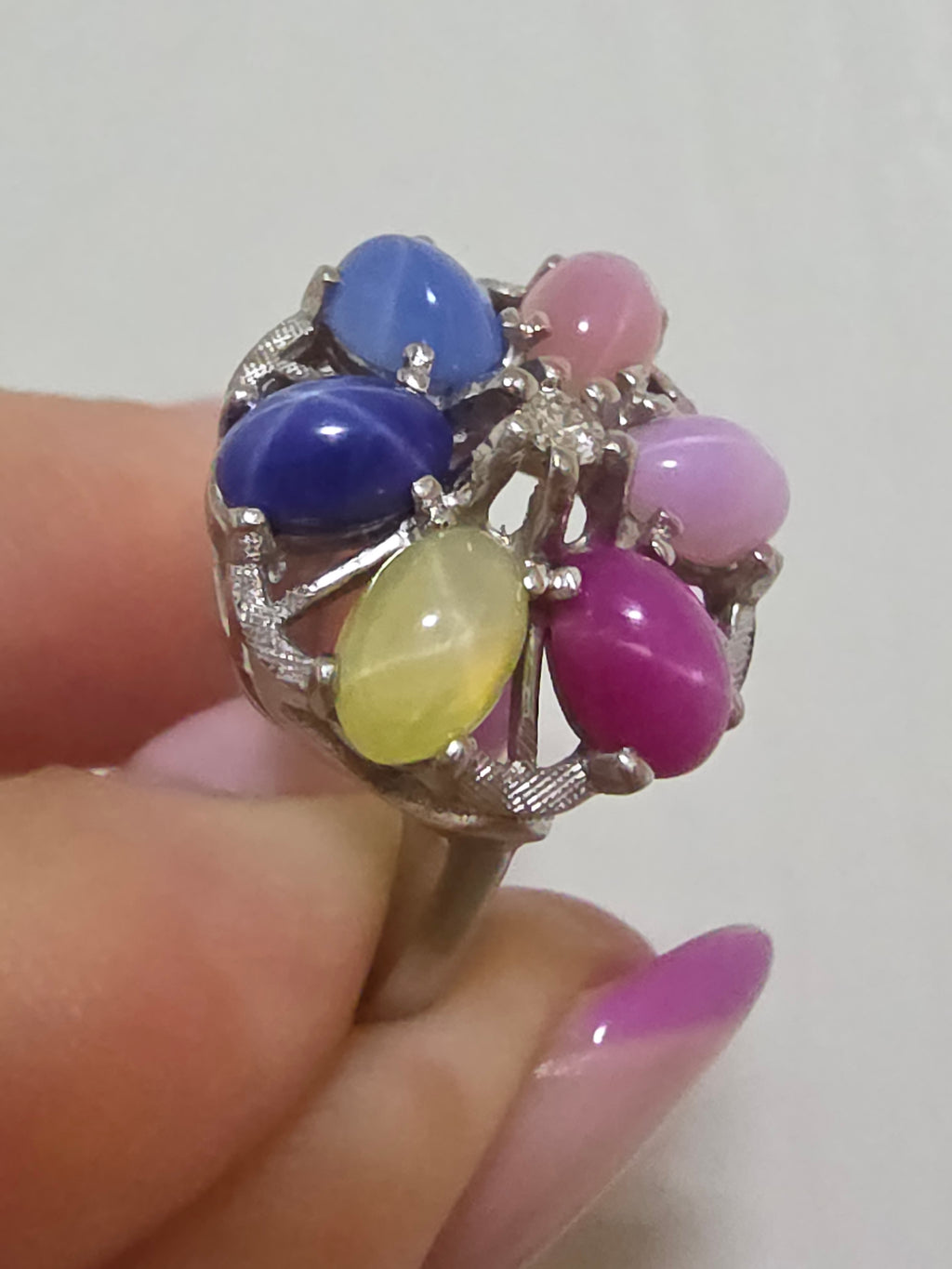 Stunning Solid 10K White Gold Diamond & Rainbow Star Sapphire Halo Ring - Size 6