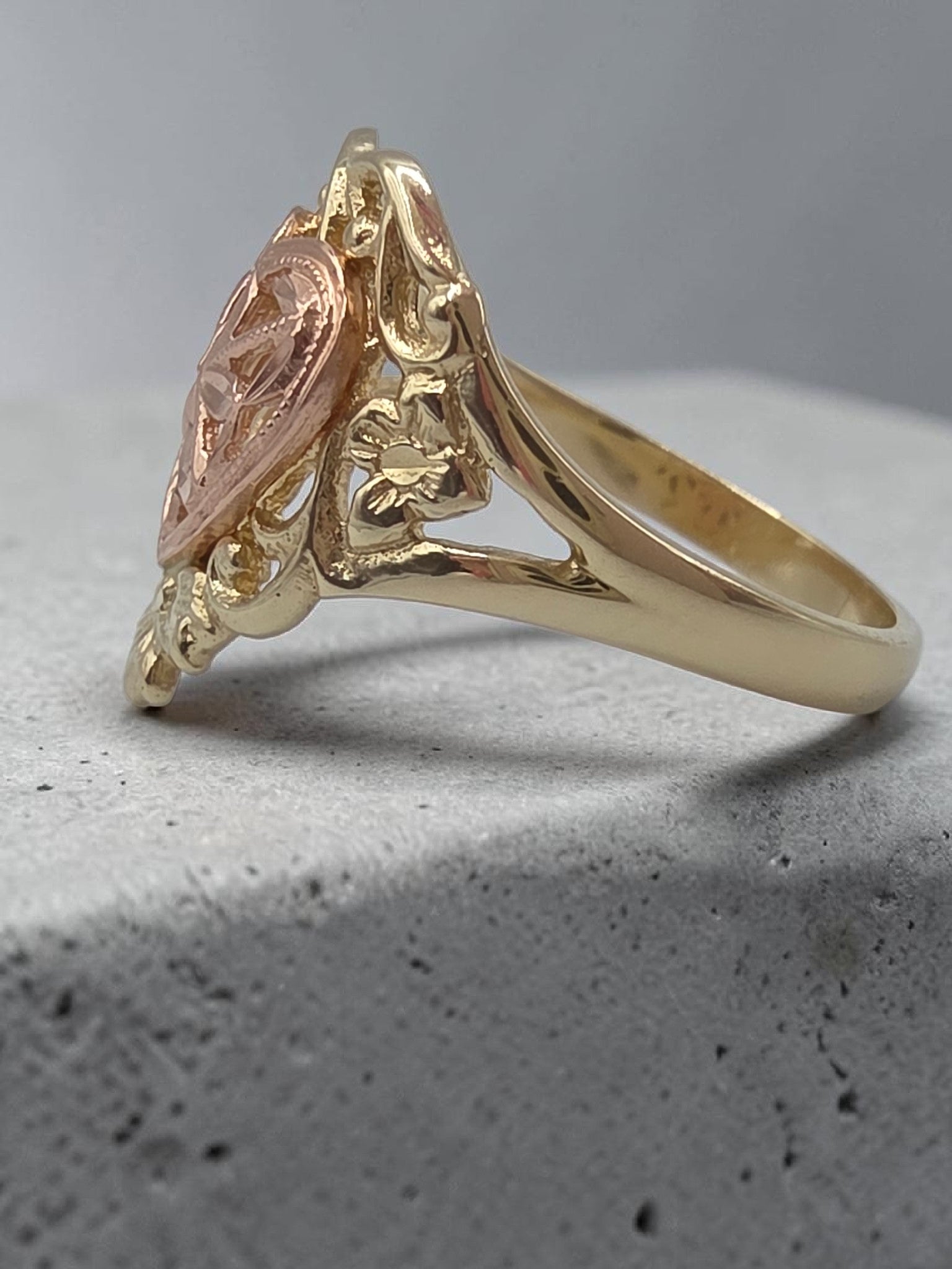 Vintage Beverly Hills Gold Solid 14K Two Tone Floral Filigree Heart Ring - Size 6