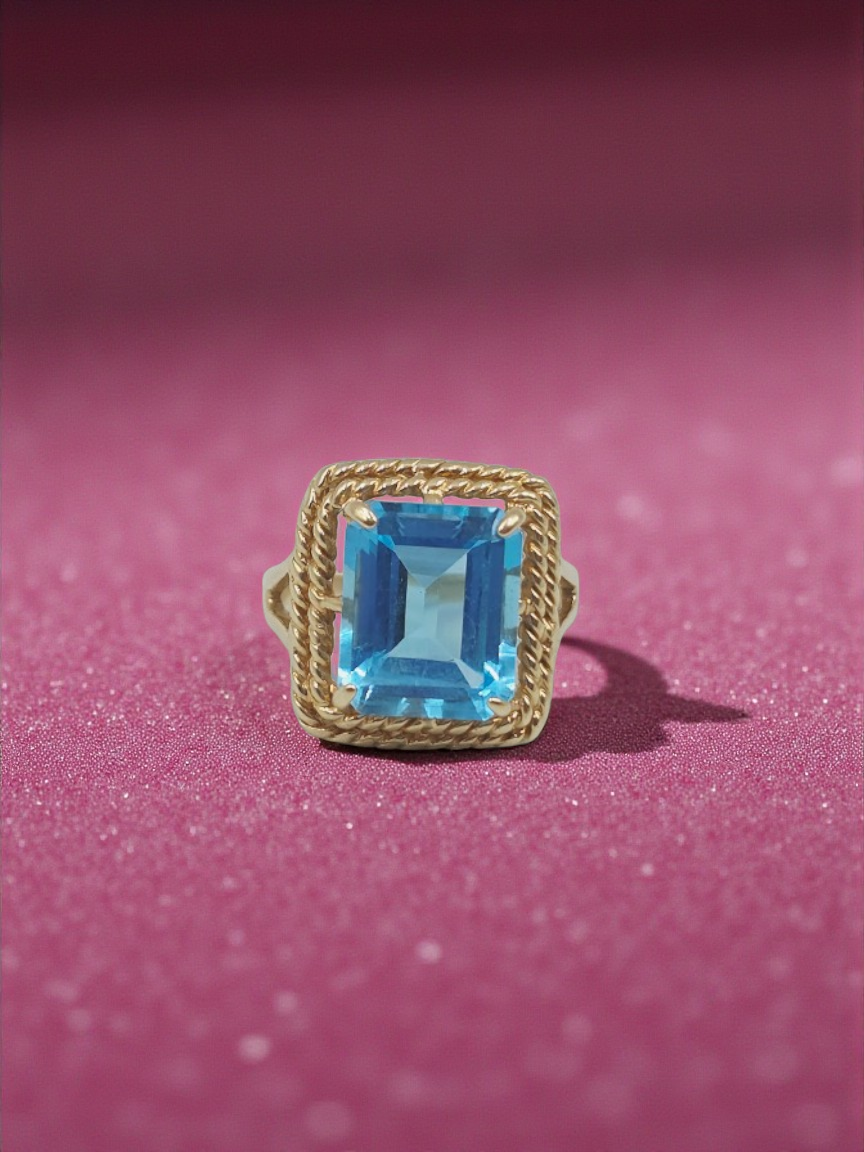 Solid 10K Yellow Gold Ring with Blue Topaz – Size 7