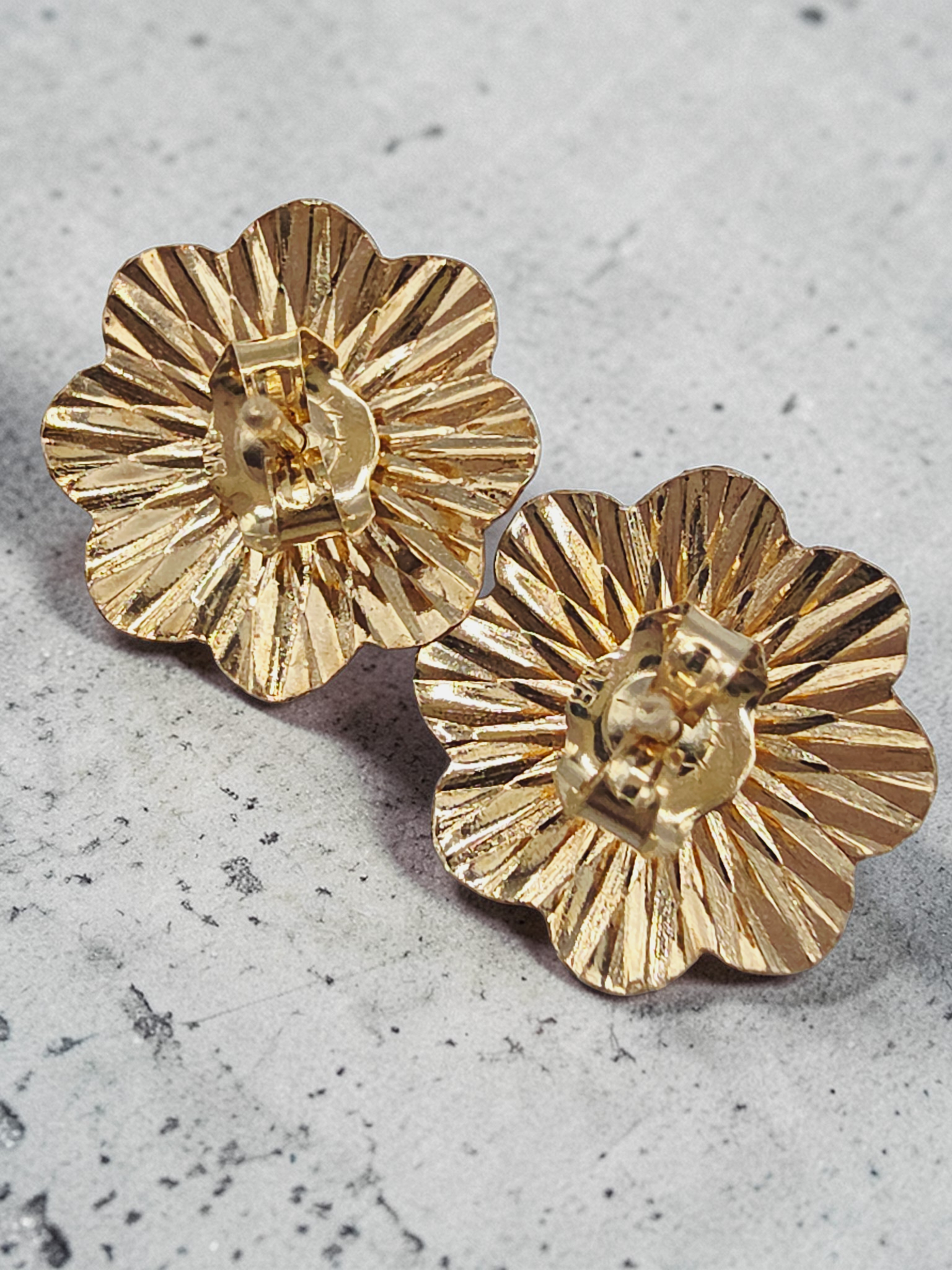 Solid 14K Yellow Gold Diamond-Cut Flower Stud Earrings Starburst