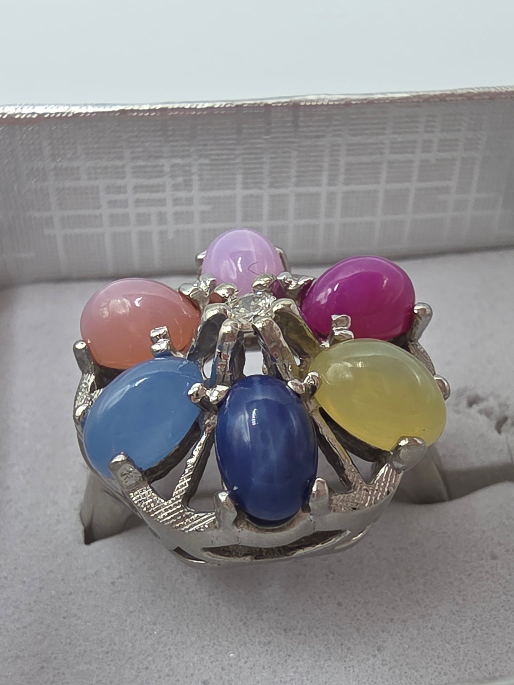 Stunning Solid 10K White Gold Diamond & Rainbow Star Sapphire Halo Ring - Size 6