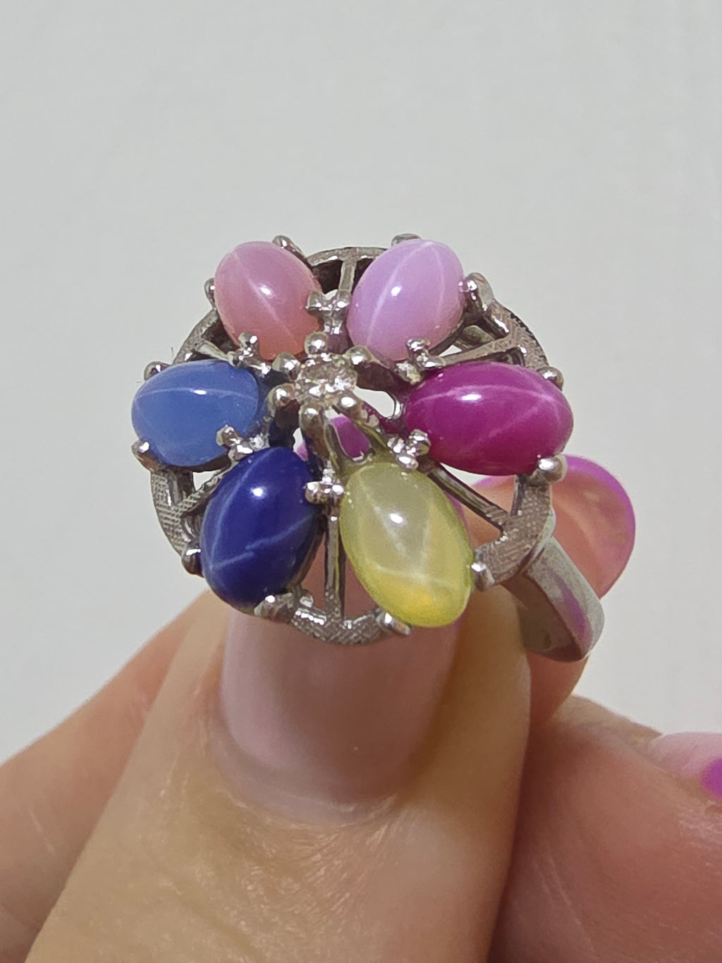 Stunning Solid 10K White Gold Diamond & Rainbow Star Sapphire Halo Ring - Size 6