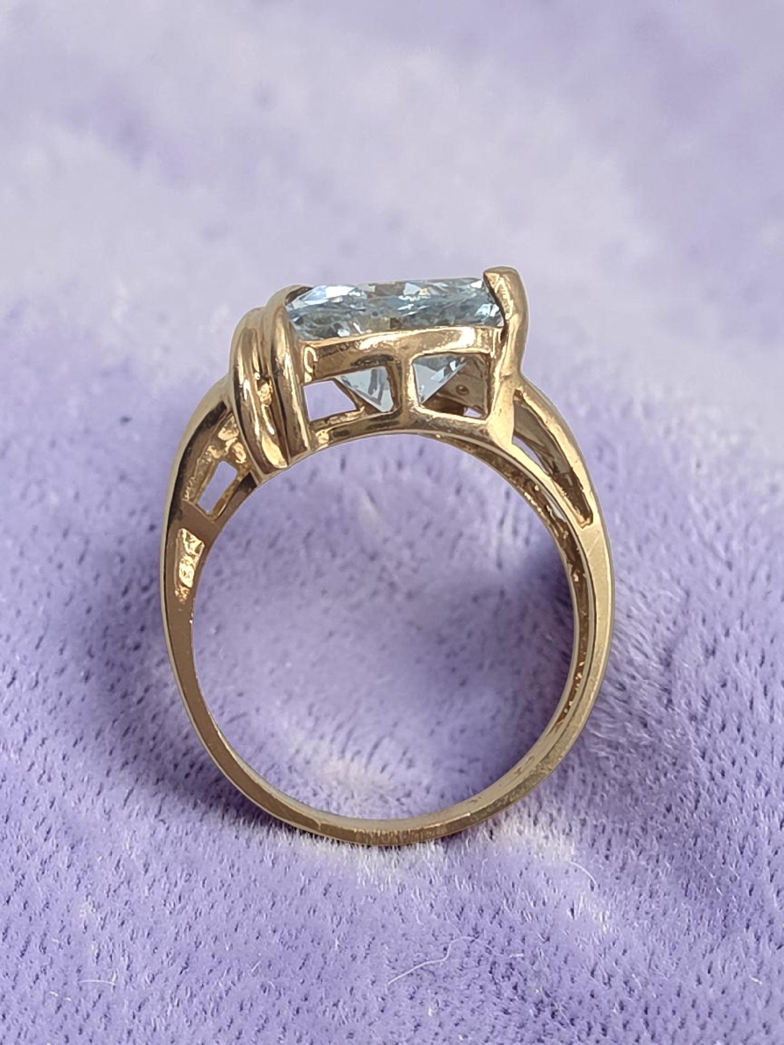 Caspian International Solid 10K Yellow Gold Trillion Cut Aquamarine Ring - Size 7.25