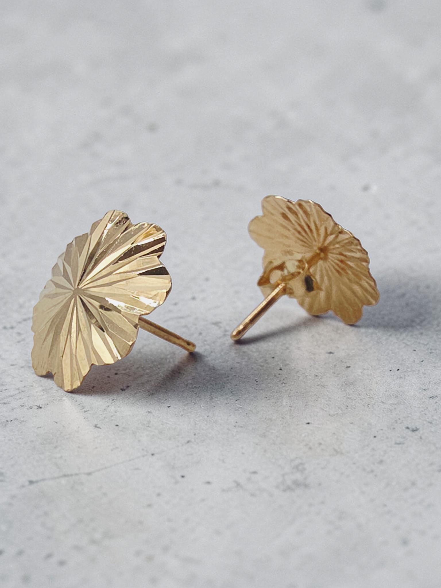 Solid 14K Yellow Gold Diamond-Cut Flower Stud Earrings Starburst