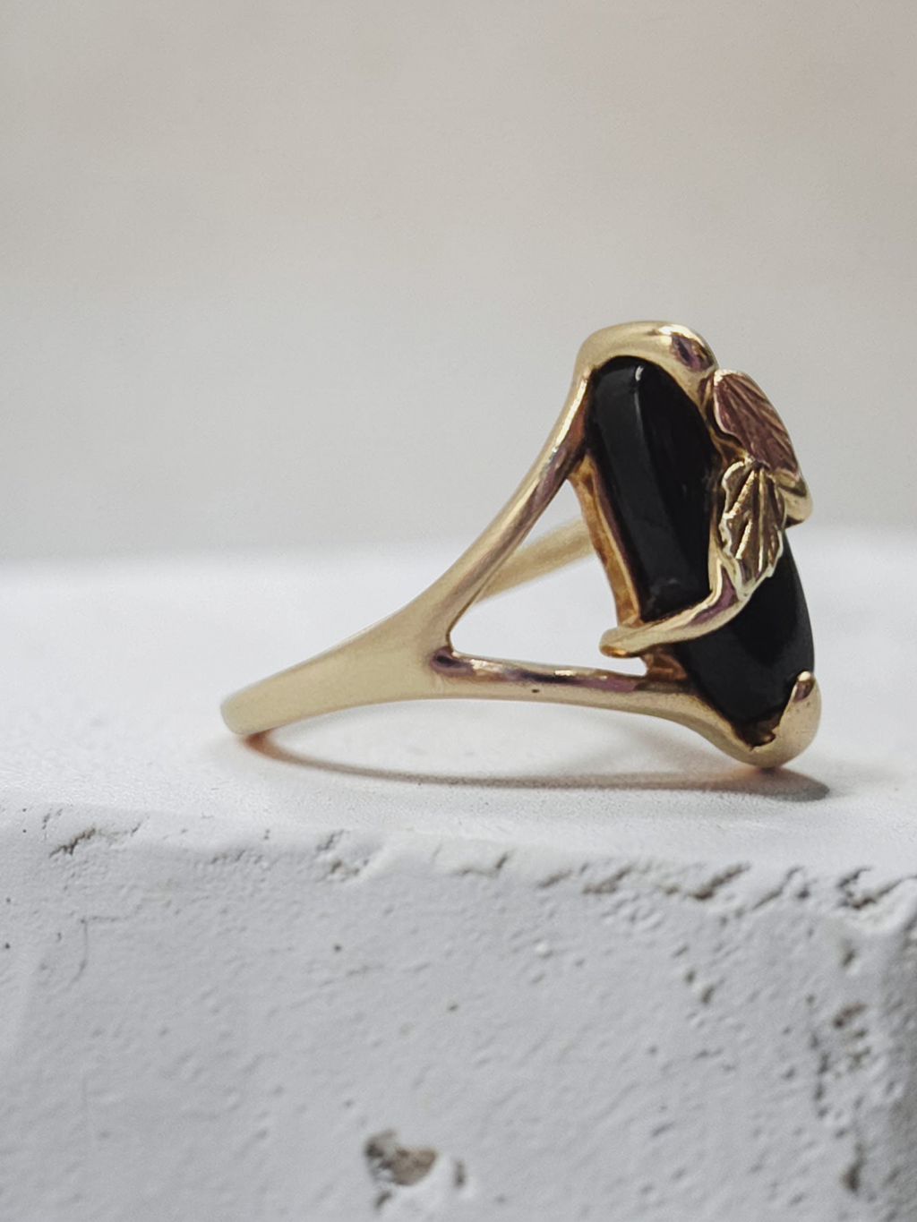 Black Hills Gold Solid 10K Ring with Black Onyx & 12K Leaf Accents – Size 6.25