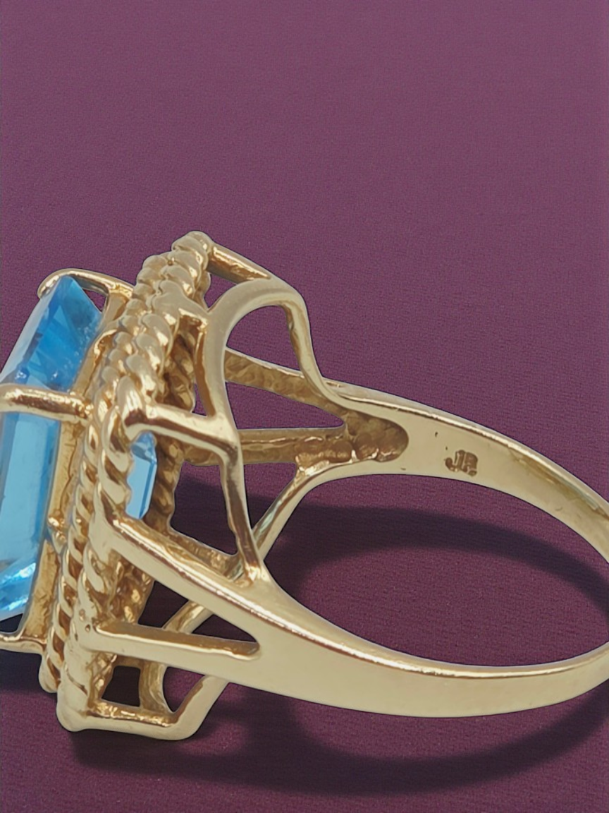 Solid 10K Yellow Gold Ring with Blue Topaz – Size 7