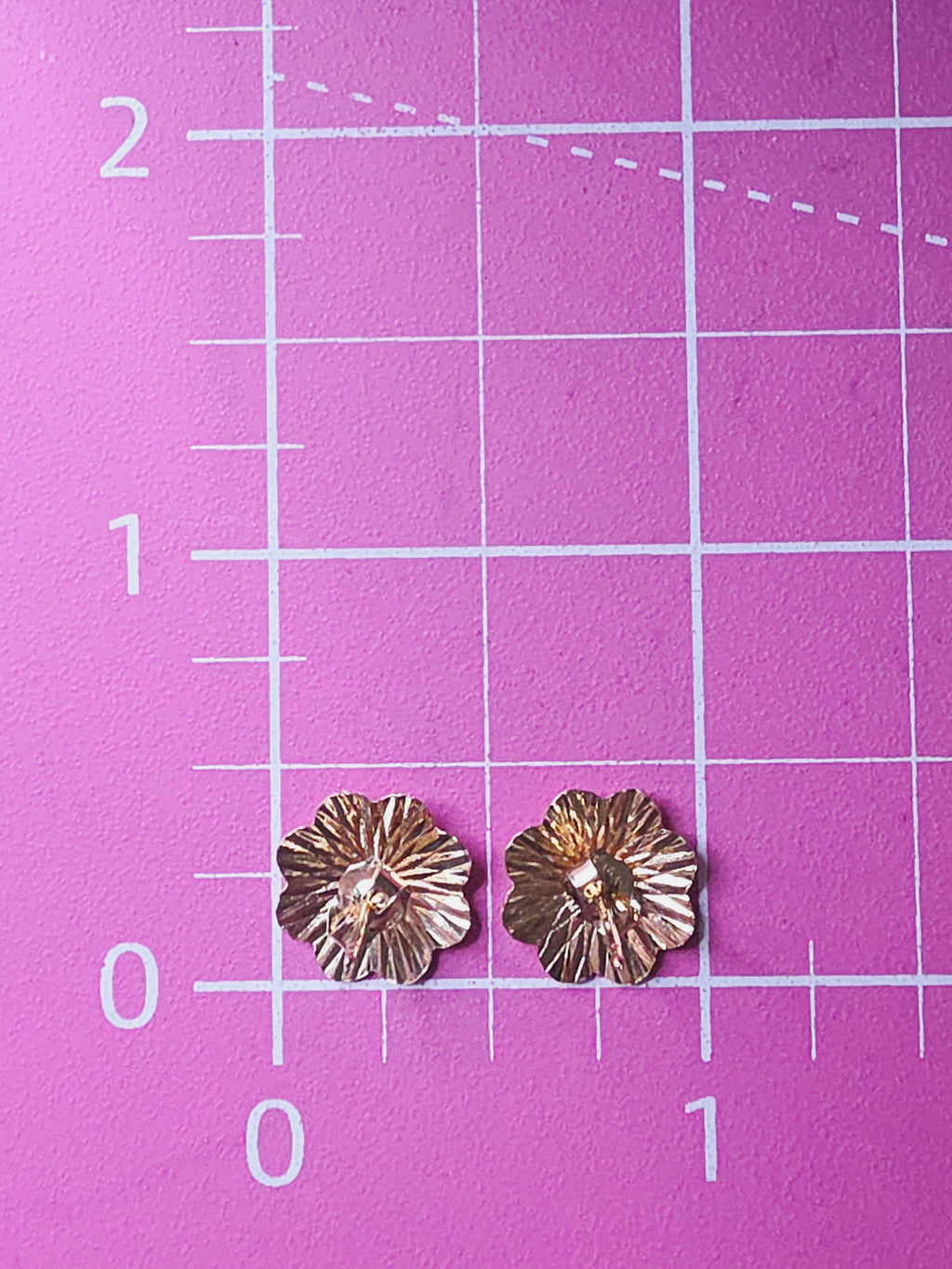 Solid 14K Yellow Gold Diamond-Cut Flower Stud Earrings Starburst