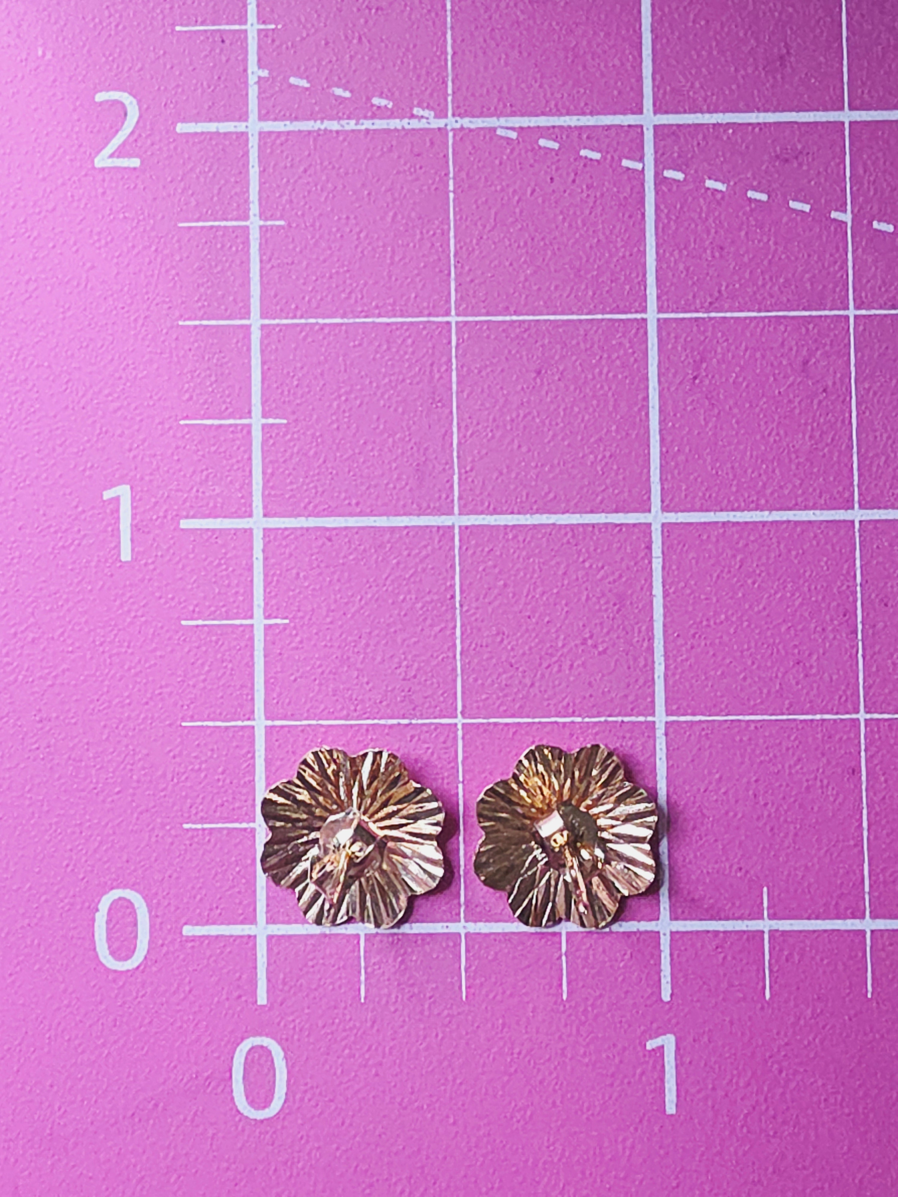 Solid 14K Yellow Gold Diamond-Cut Flower Stud Earrings Starburst