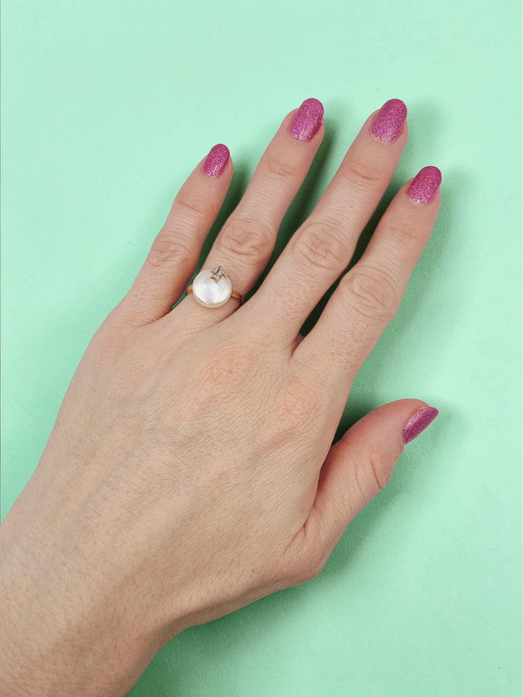 Solid 10K Yellow Gold Ring with Mother of Pearl & Diamond Accents - Size 6.75